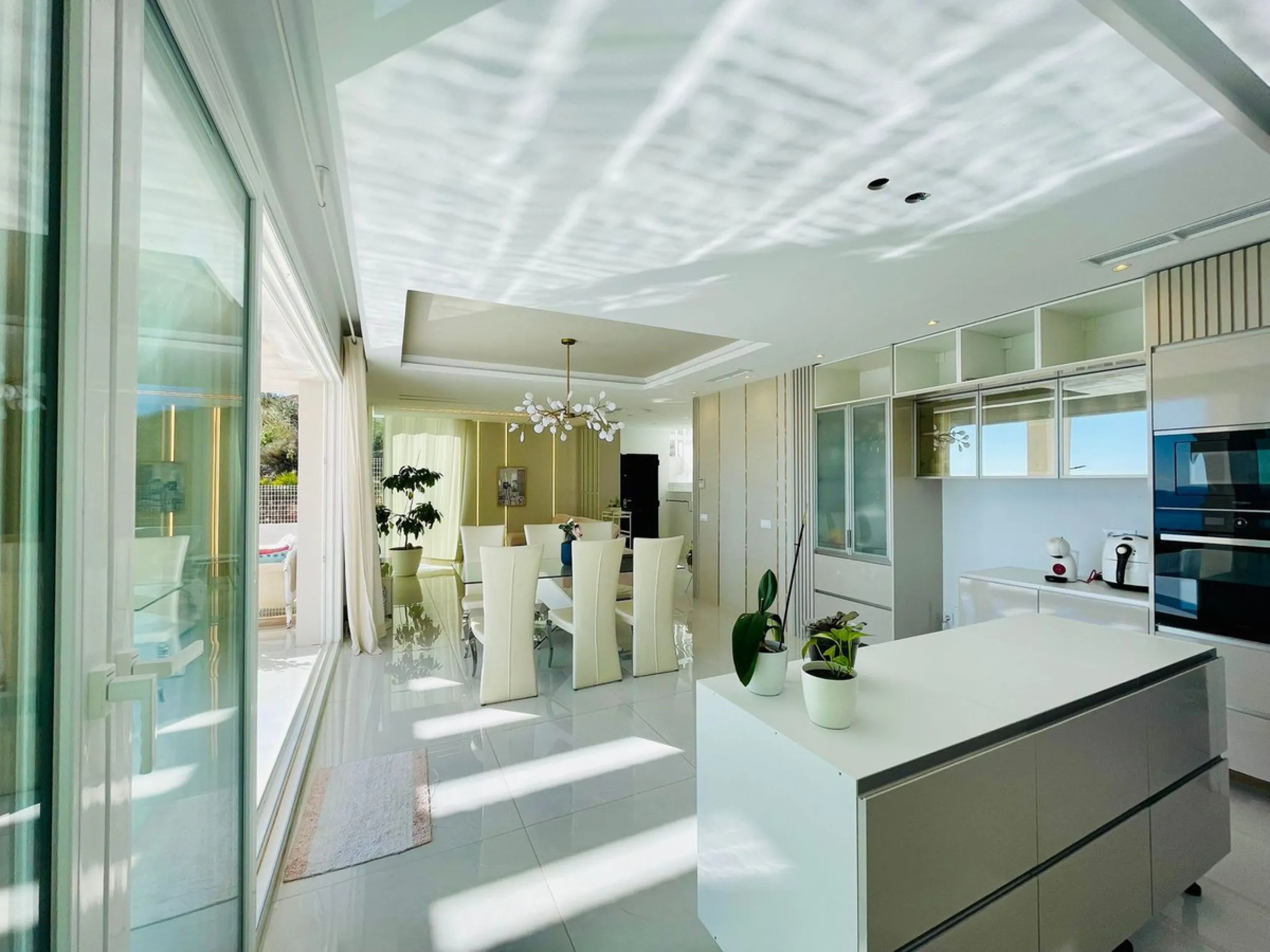 For sale spectacular detached villa in one of the most privileged areas of Benalmádena. This magnificent property offers unobstructed views that invite relaxation and enjoyment of the surroundings, combined with a private pool ideal for the Mediterranean 