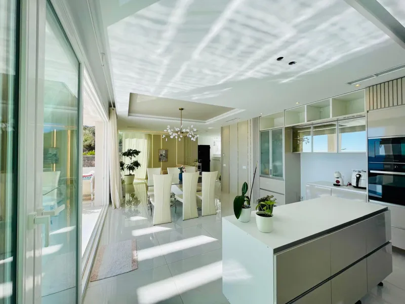 For sale spectacular detached villa in one of the most privileged areas of Benalmádena. This magnificent property offers unobstructed views that invite relaxation and enjoyment of the surroundings, combined with a private pool ideal for the Mediterranean 