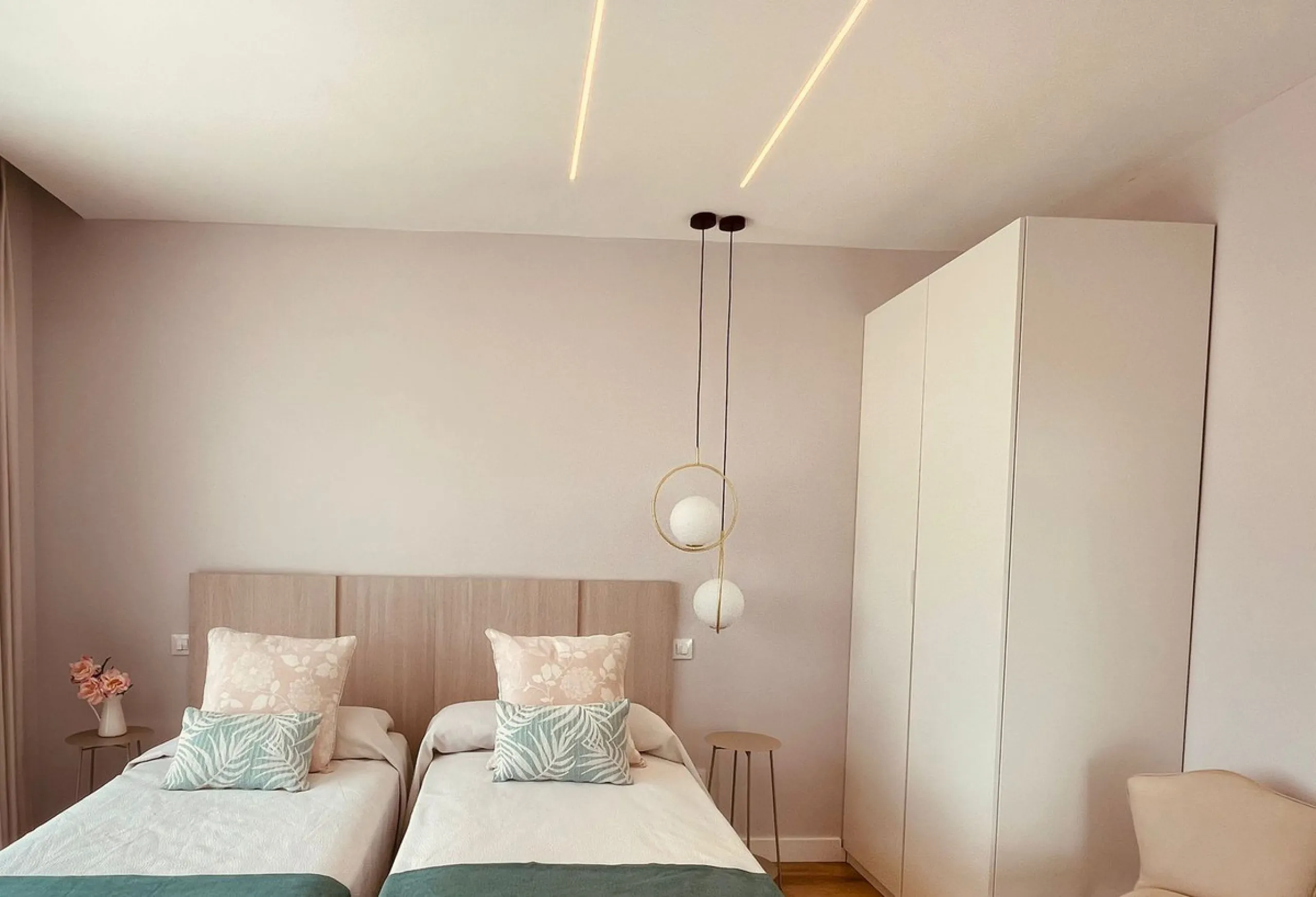 For sale spectacular detached villa in one of the most privileged areas of Benalmádena. This magnificent property offers unobstructed views that invite relaxation and enjoyment of the surroundings, combined with a private pool ideal for the Mediterranean 