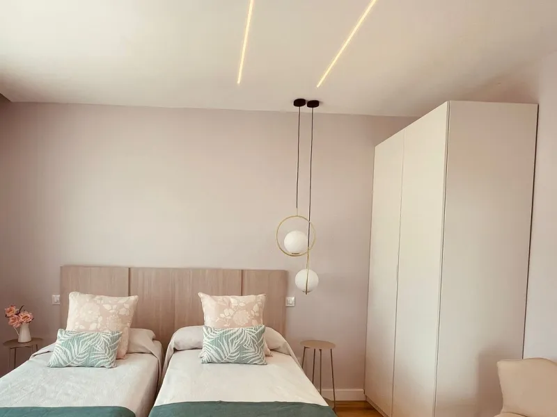 For sale spectacular detached villa in one of the most privileged areas of Benalmádena. This magnificent property offers unobstructed views that invite relaxation and enjoyment of the surroundings, combined with a private pool ideal for the Mediterranean 