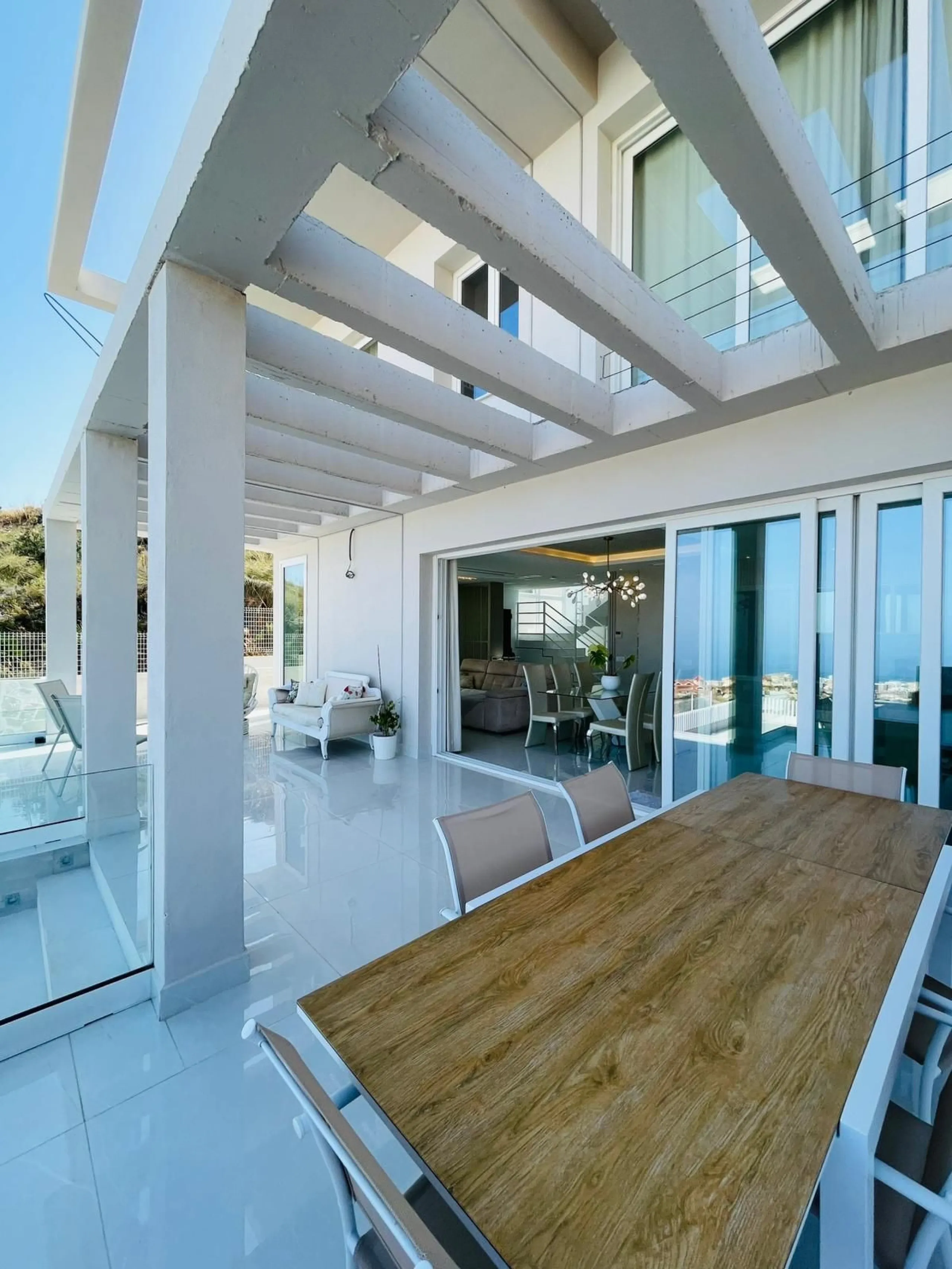 For sale spectacular detached villa in one of the most privileged areas of Benalmádena. This magnificent property offers unobstructed views that invite relaxation and enjoyment of the surroundings, combined with a private pool ideal for the Mediterranean 