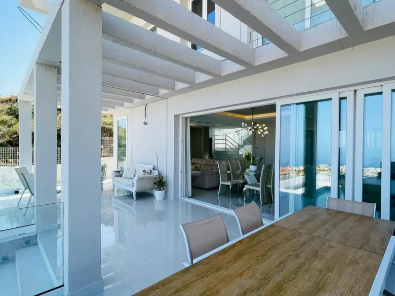 For sale spectacular detached villa in one of the most privileged areas of Benalmádena. This magnificent property offers unobstructed views that invite relaxation and enjoyment of the surroundings, combined with a private pool ideal for the Mediterranean 