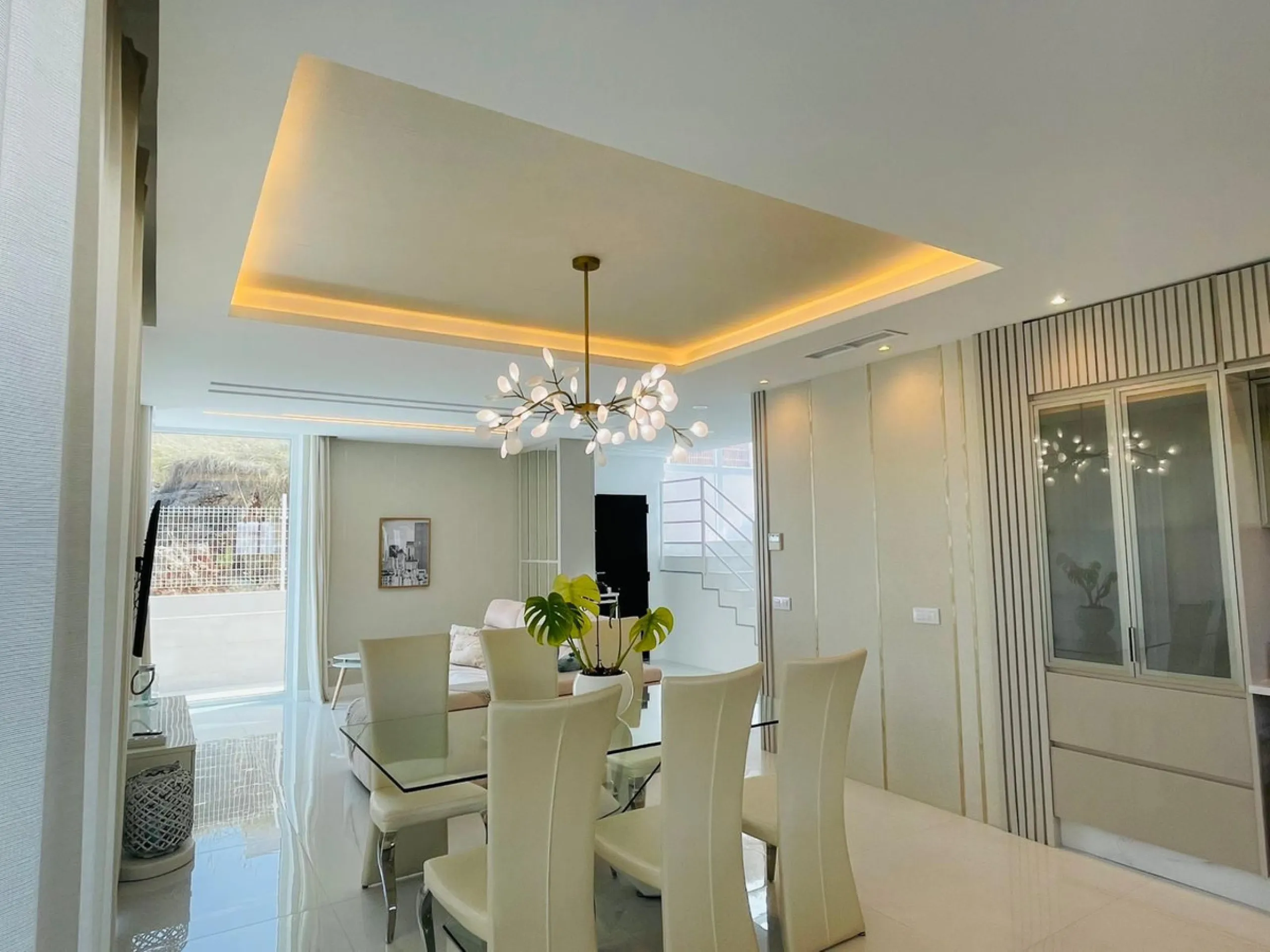For sale spectacular detached villa in one of the most privileged areas of Benalmádena. This magnificent property offers unobstructed views that invite relaxation and enjoyment of the surroundings, combined with a private pool ideal for the Mediterranean 