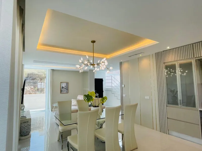 For sale spectacular detached villa in one of the most privileged areas of Benalmádena. This magnificent property offers unobstructed views that invite relaxation and enjoyment of the surroundings, combined with a private pool ideal for the Mediterranean 