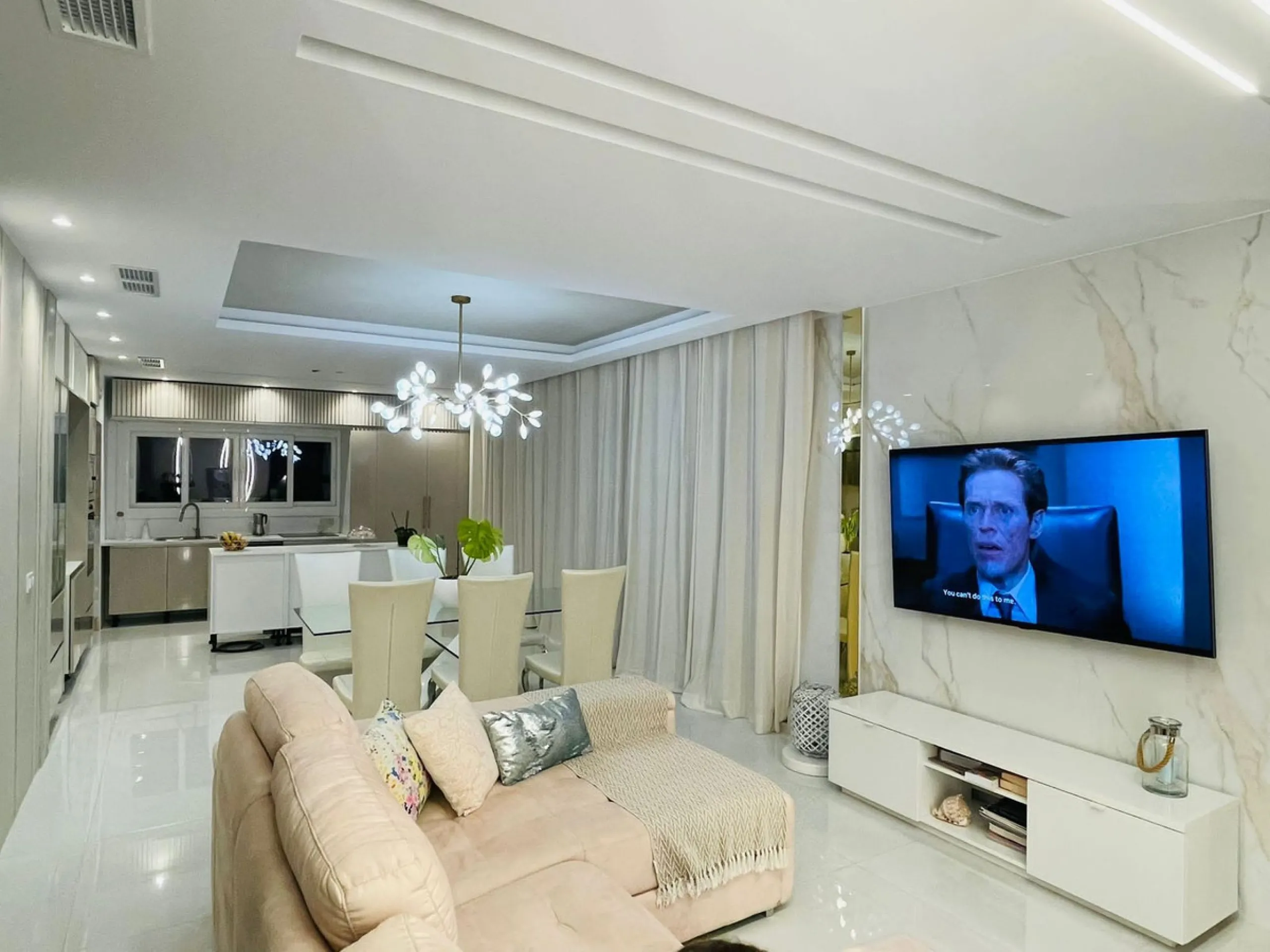 For sale spectacular detached villa in one of the most privileged areas of Benalmádena. This magnificent property offers unobstructed views that invite relaxation and enjoyment of the surroundings, combined with a private pool ideal for the Mediterranean 