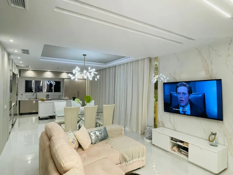 For sale spectacular detached villa in one of the most privileged areas of Benalmádena. This magnificent property offers unobstructed views that invite relaxation and enjoyment of the surroundings, combined with a private pool ideal for the Mediterranean 