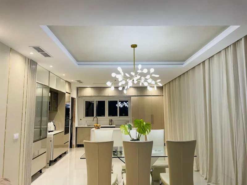 For sale spectacular detached villa in one of the most privileged areas of Benalmádena. This magnificent property offers unobstructed views that invite relaxation and enjoyment of the surroundings, combined with a private pool ideal for the Mediterranean 