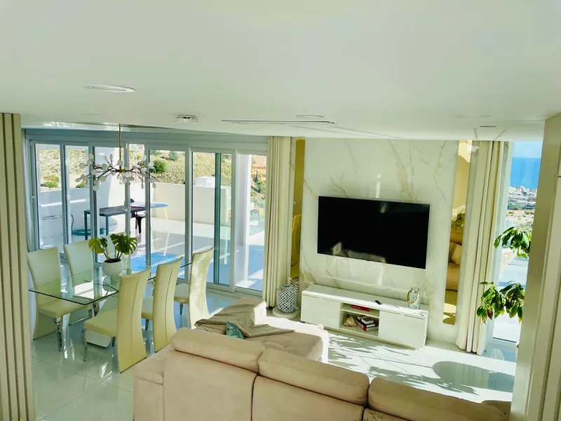 For sale spectacular detached villa in one of the most privileged areas of Benalmádena. This magnificent property offers unobstructed views that invite relaxation and enjoyment of the surroundings, combined with a private pool ideal for the Mediterranean 