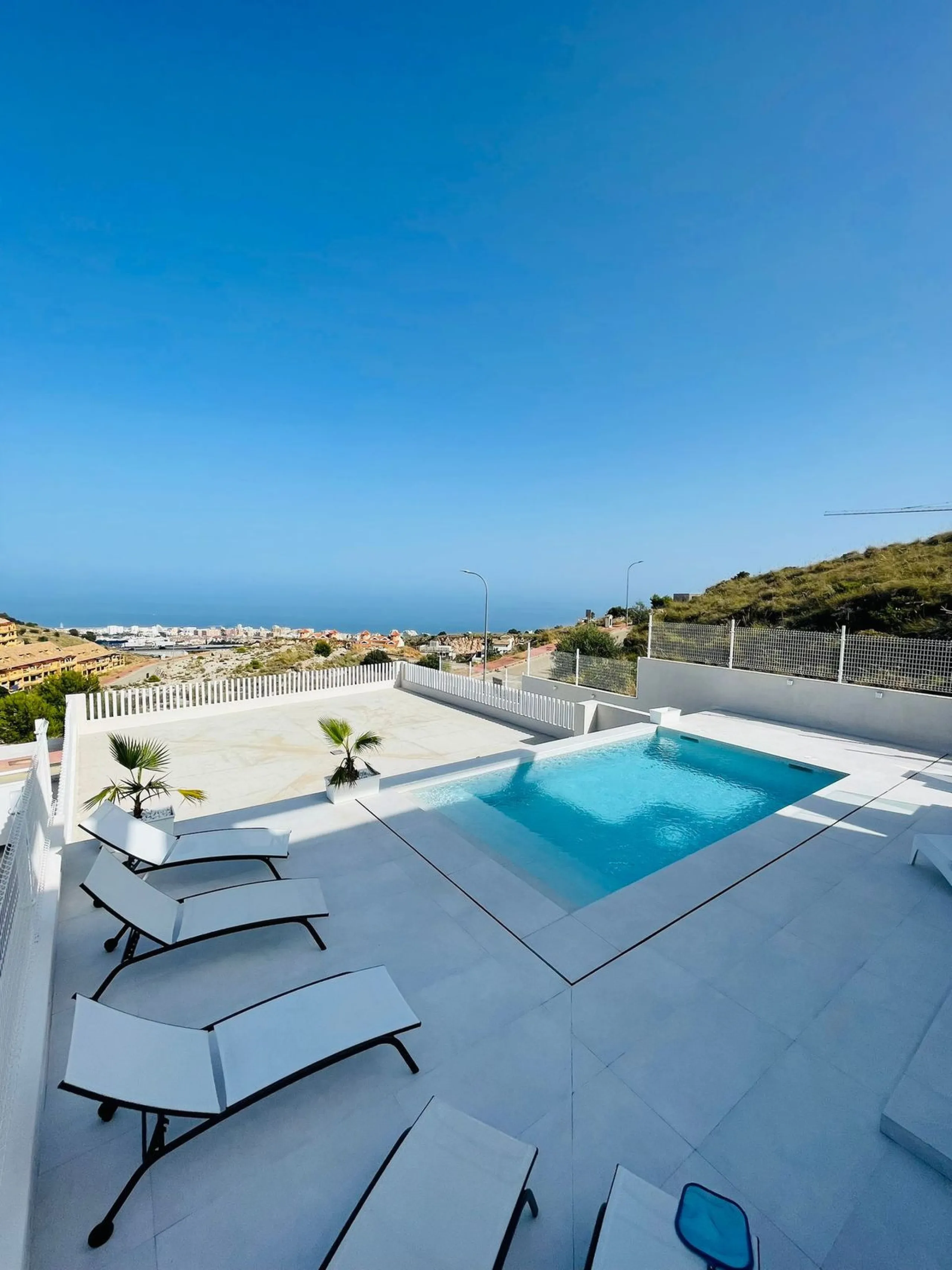 For sale spectacular detached villa in one of the most privileged areas of Benalmádena. This magnificent property offers unobstructed views that invite relaxation and enjoyment of the surroundings, combined with a private pool ideal for the Mediterranean 