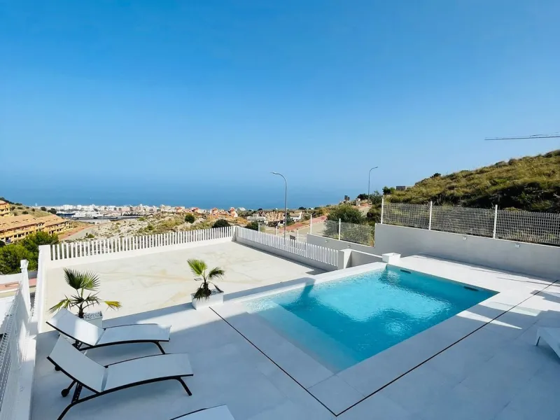 For sale spectacular detached villa in one of the most privileged areas of Benalmádena. This magnificent property offers unobstructed views that invite relaxation and enjoyment of the surroundings, combined with a private pool ideal for the Mediterranean 