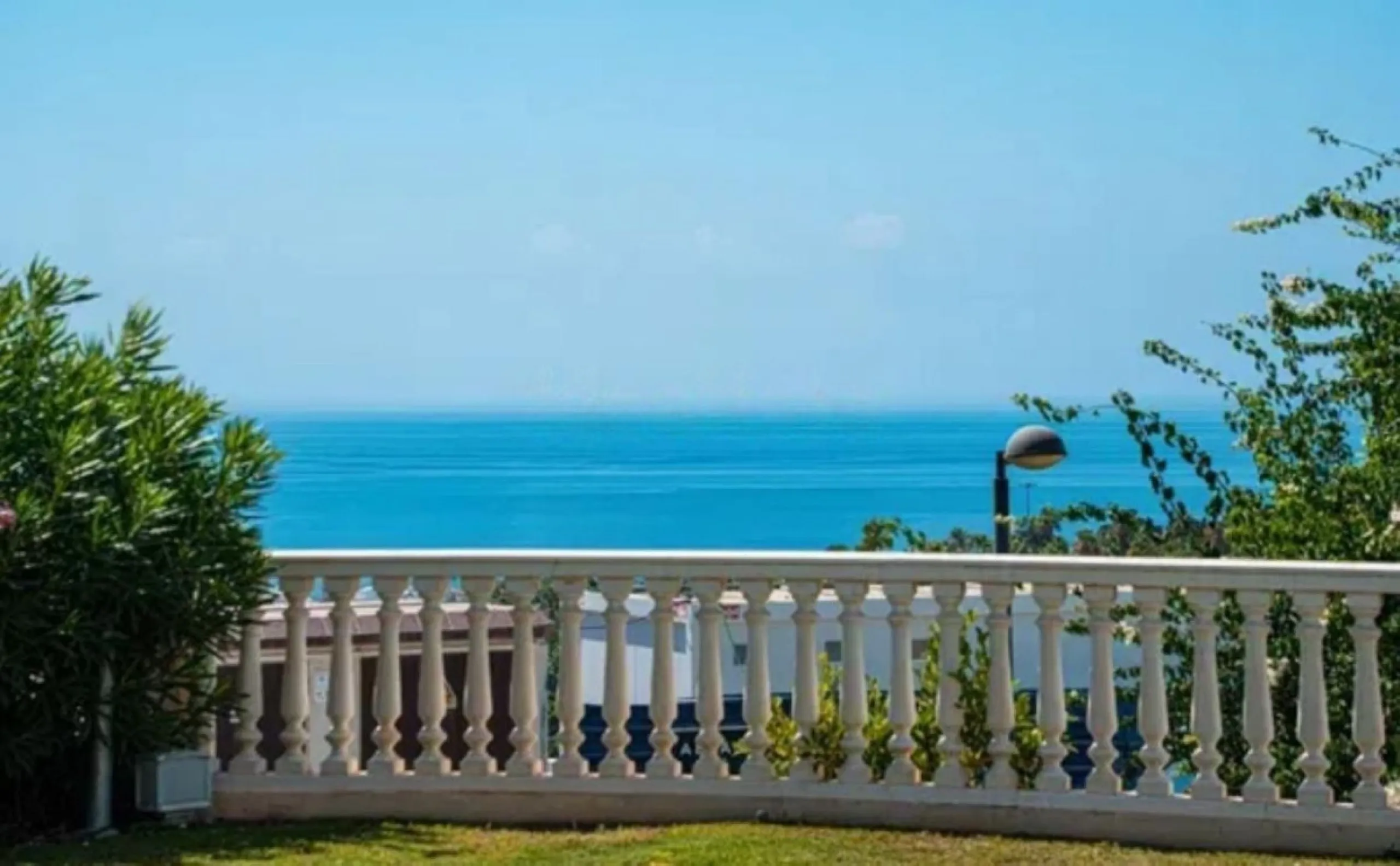 Three-storey unfurnished  villa built on a 2,025.63 m² plot, located in the prestigious La Panera development in Estepona. The property is south-facing and offers sea views, ensuring plenty of natural light and an excellent location.