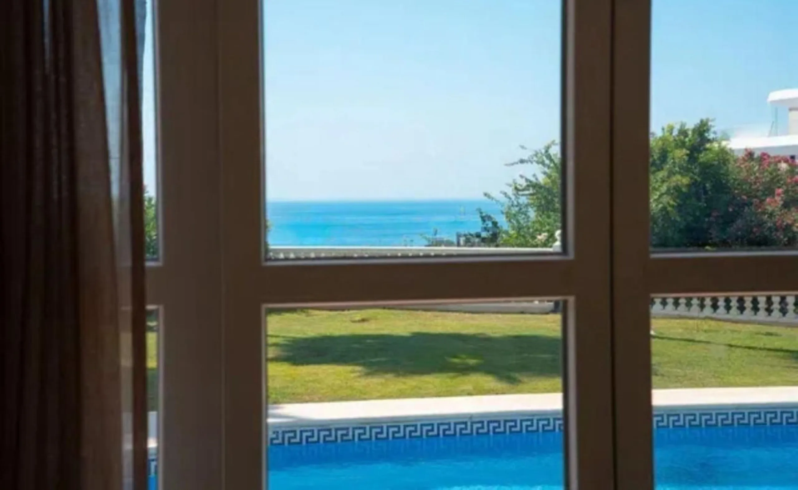 Three-storey unfurnished  villa built on a 2,025.63 m² plot, located in the prestigious La Panera development in Estepona. The property is south-facing and offers sea views, ensuring plenty of natural light and an excellent location.