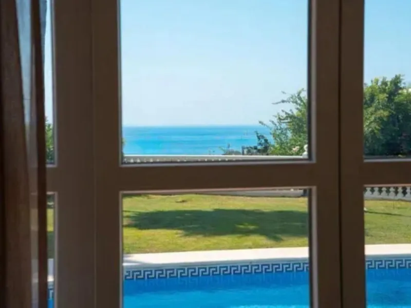 Three-storey unfurnished  villa built on a 2,025.63 m² plot, located in the prestigious La Panera development in Estepona. The property is south-facing and offers sea views, ensuring plenty of natural light and an excellent location.