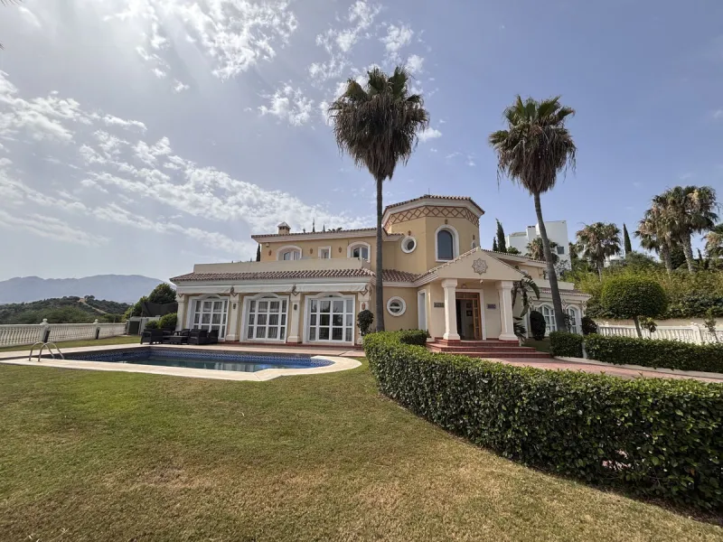 Three-storey unfurnished  villa built on a 2,025.63 m² plot, located in the prestigious La Panera development in Estepona. The property is south-facing and offers sea views, ensuring plenty of natural light and an excellent location.