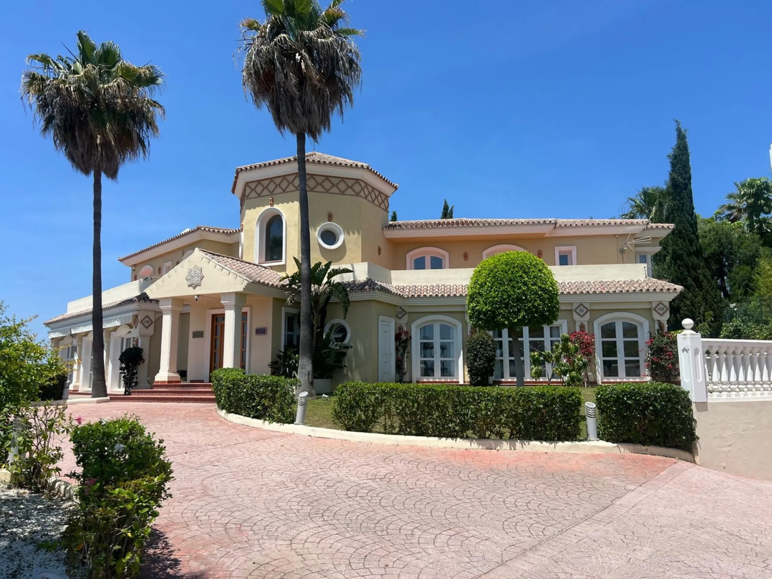 Three-storey unfurnished  villa built on a 2,025.63 m² plot, located in the prestigious La Panera development in Estepona. The property is south-facing and offers sea views, ensuring plenty of natural light and an excellent location.
