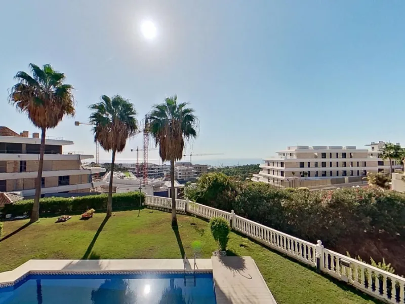 Three-storey unfurnished  villa built on a 2,025.63 m² plot, located in the prestigious La Panera development in Estepona. The property is south-facing and offers sea views, ensuring plenty of natural light and an excellent location.
