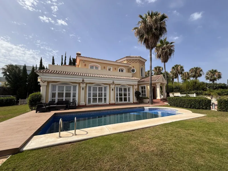 Three-storey unfurnished  villa built on a 2,025.63 m² plot, located in the prestigious La Panera development in Estepona. The property is south-facing and offers sea views, ensuring plenty of natural light and an excellent location.
