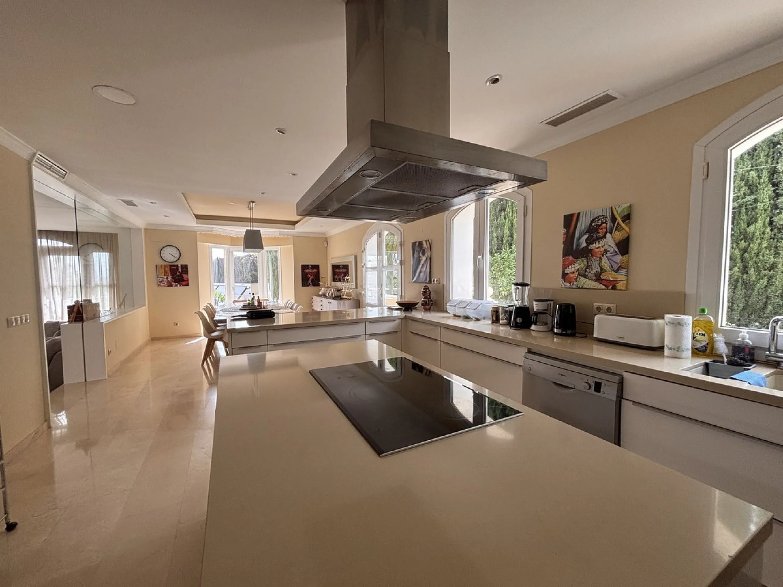 Three-storey unfurnished  villa built on a 2,025.63 m² plot, located in the prestigious La Panera development in Estepona. The property is south-facing and offers sea views, ensuring plenty of natural light and an excellent location.