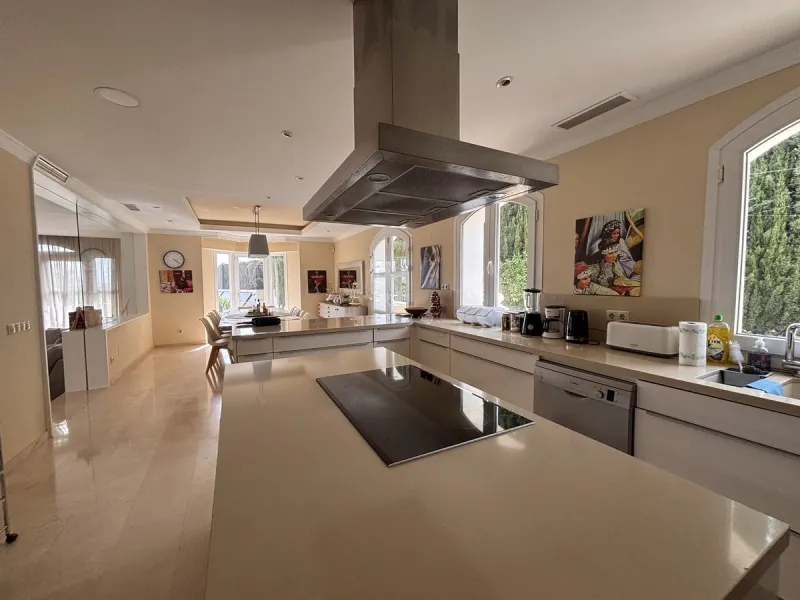 Three-storey unfurnished  villa built on a 2,025.63 m² plot, located in the prestigious La Panera development in Estepona. The property is south-facing and offers sea views, ensuring plenty of natural light and an excellent location.
