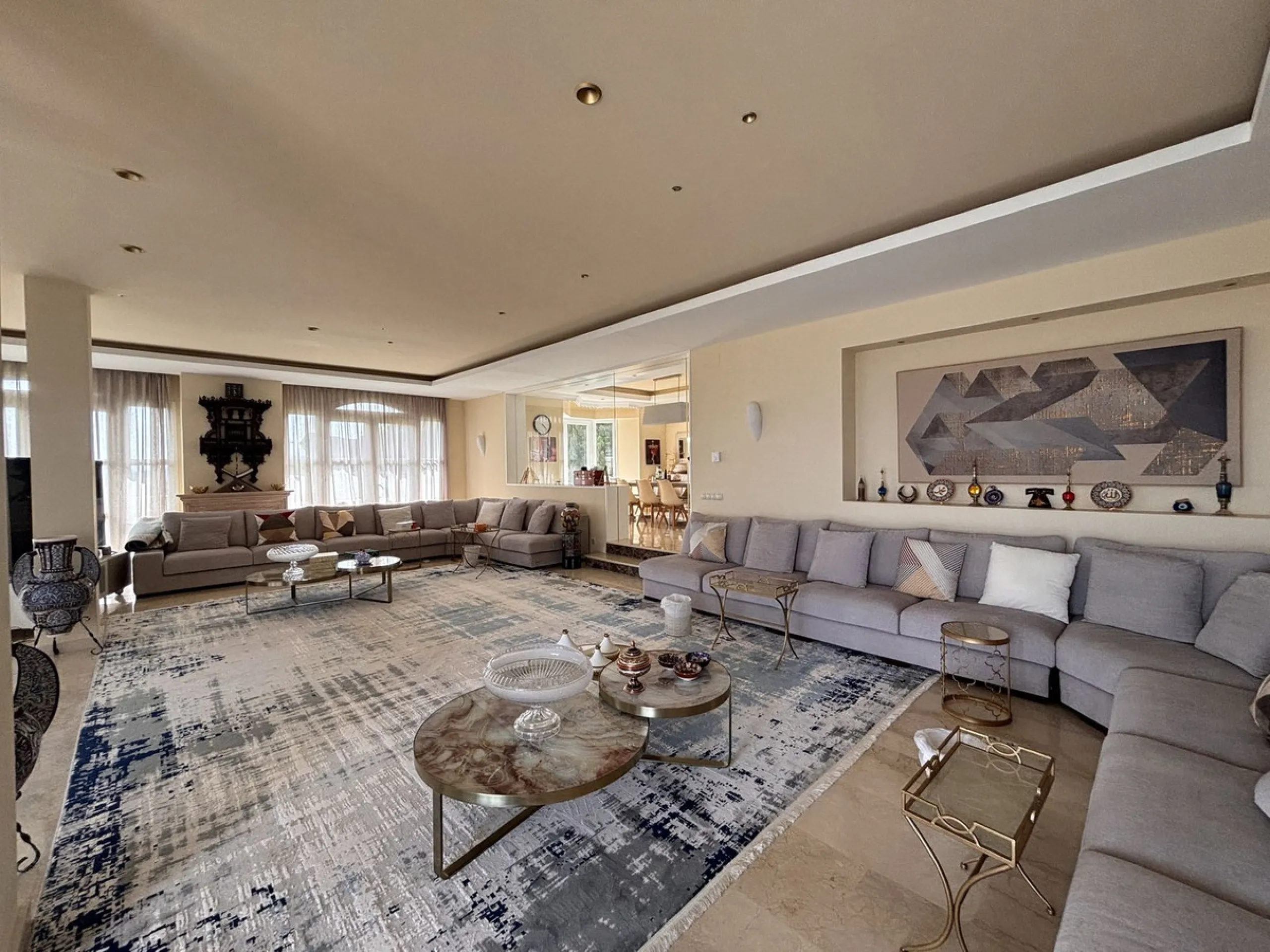 Three-storey unfurnished  villa built on a 2,025.63 m² plot, located in the prestigious La Panera development in Estepona. The property is south-facing and offers sea views, ensuring plenty of natural light and an excellent location.