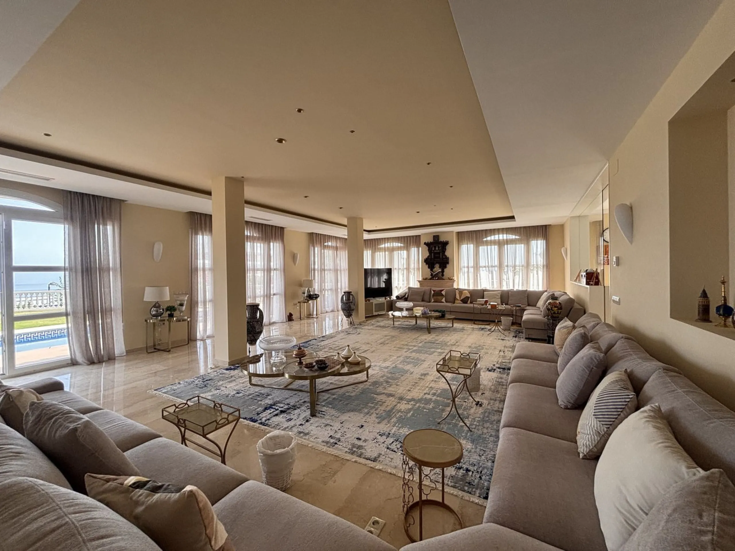 Three-storey unfurnished  villa built on a 2,025.63 m² plot, located in the prestigious La Panera development in Estepona. The property is south-facing and offers sea views, ensuring plenty of natural light and an excellent location.