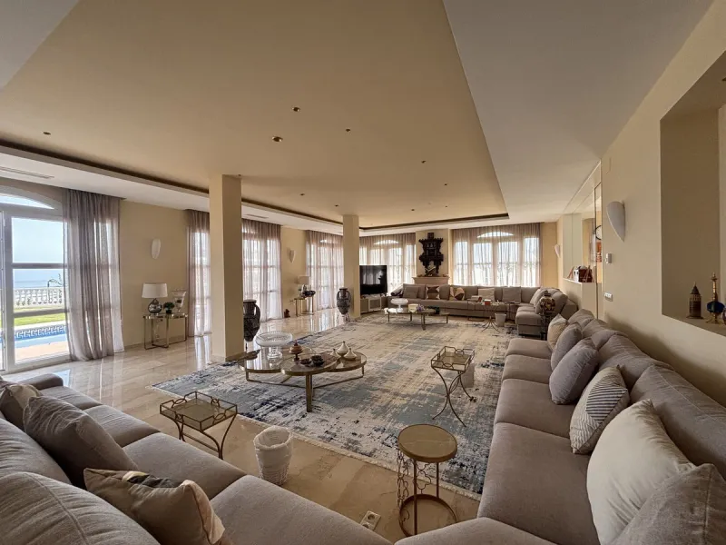 Three-storey unfurnished  villa built on a 2,025.63 m² plot, located in the prestigious La Panera development in Estepona. The property is south-facing and offers sea views, ensuring plenty of natural light and an excellent location.