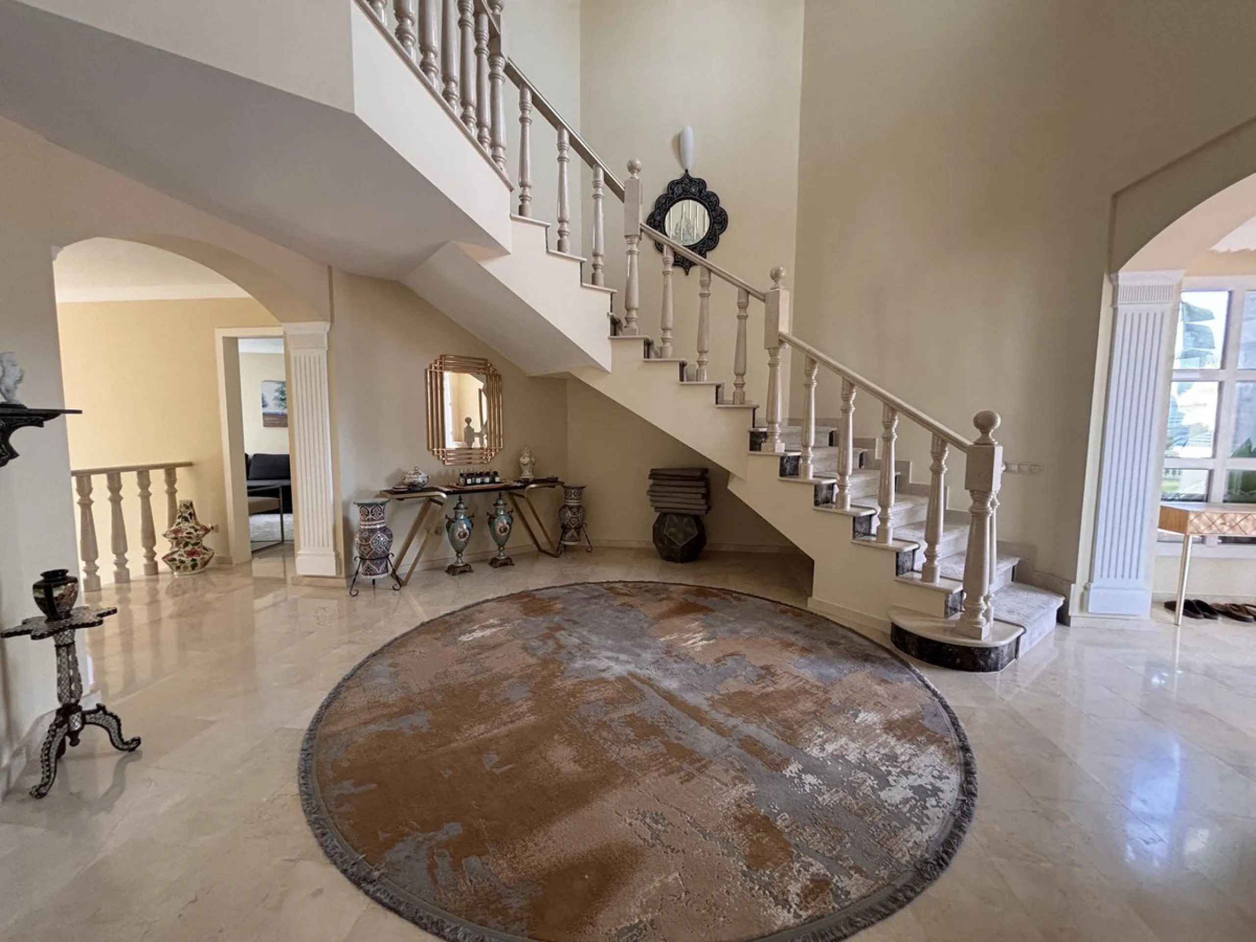 Three-storey unfurnished  villa built on a 2,025.63 m² plot, located in the prestigious La Panera development in Estepona. The property is south-facing and offers sea views, ensuring plenty of natural light and an excellent location.