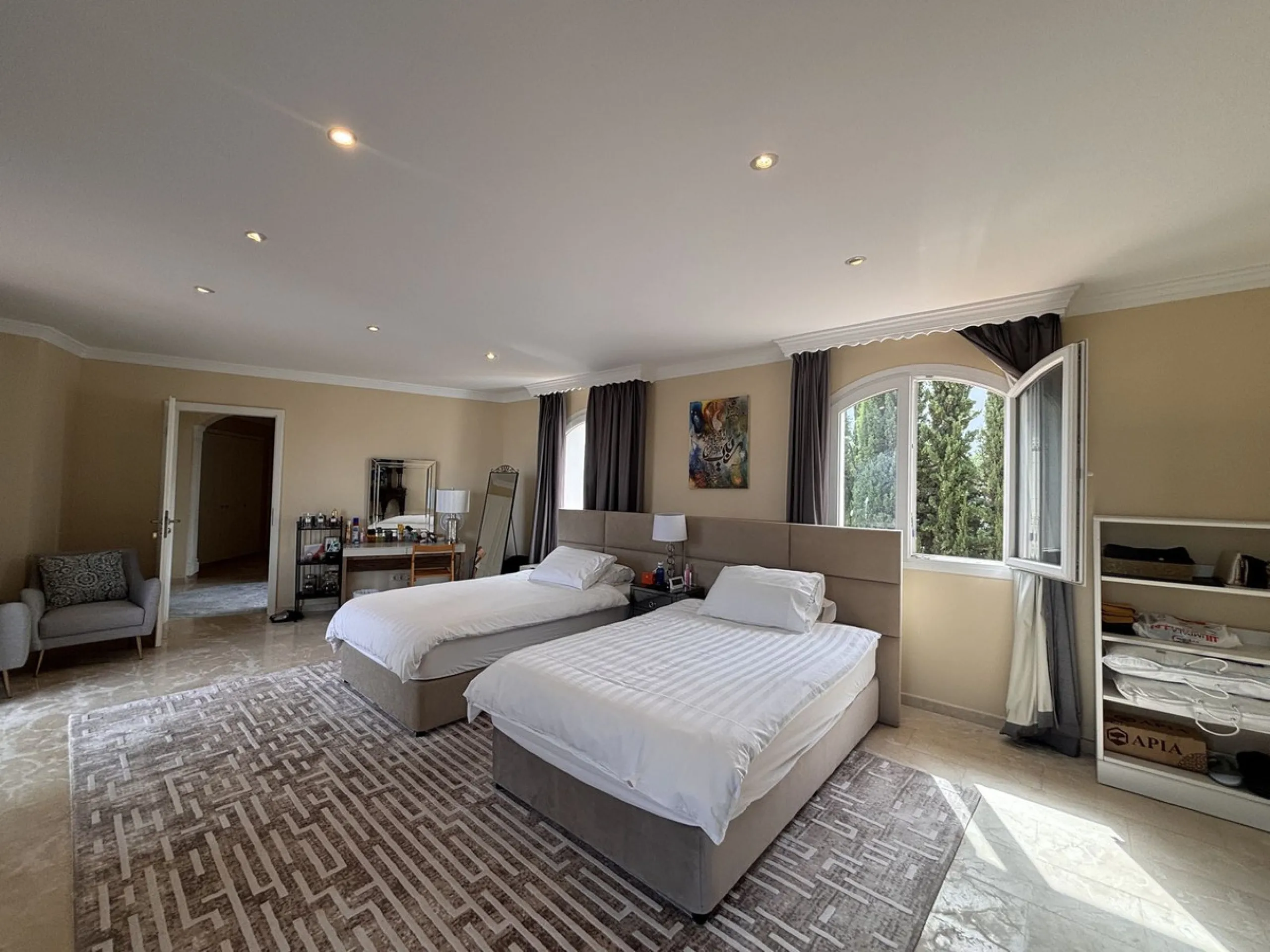 Three-storey unfurnished  villa built on a 2,025.63 m² plot, located in the prestigious La Panera development in Estepona. The property is south-facing and offers sea views, ensuring plenty of natural light and an excellent location.