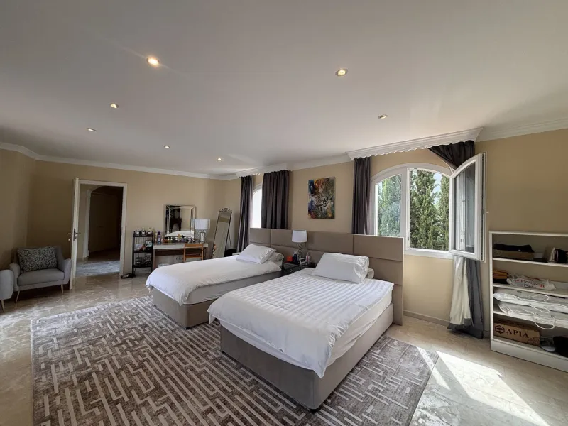 Three-storey unfurnished  villa built on a 2,025.63 m² plot, located in the prestigious La Panera development in Estepona. The property is south-facing and offers sea views, ensuring plenty of natural light and an excellent location.