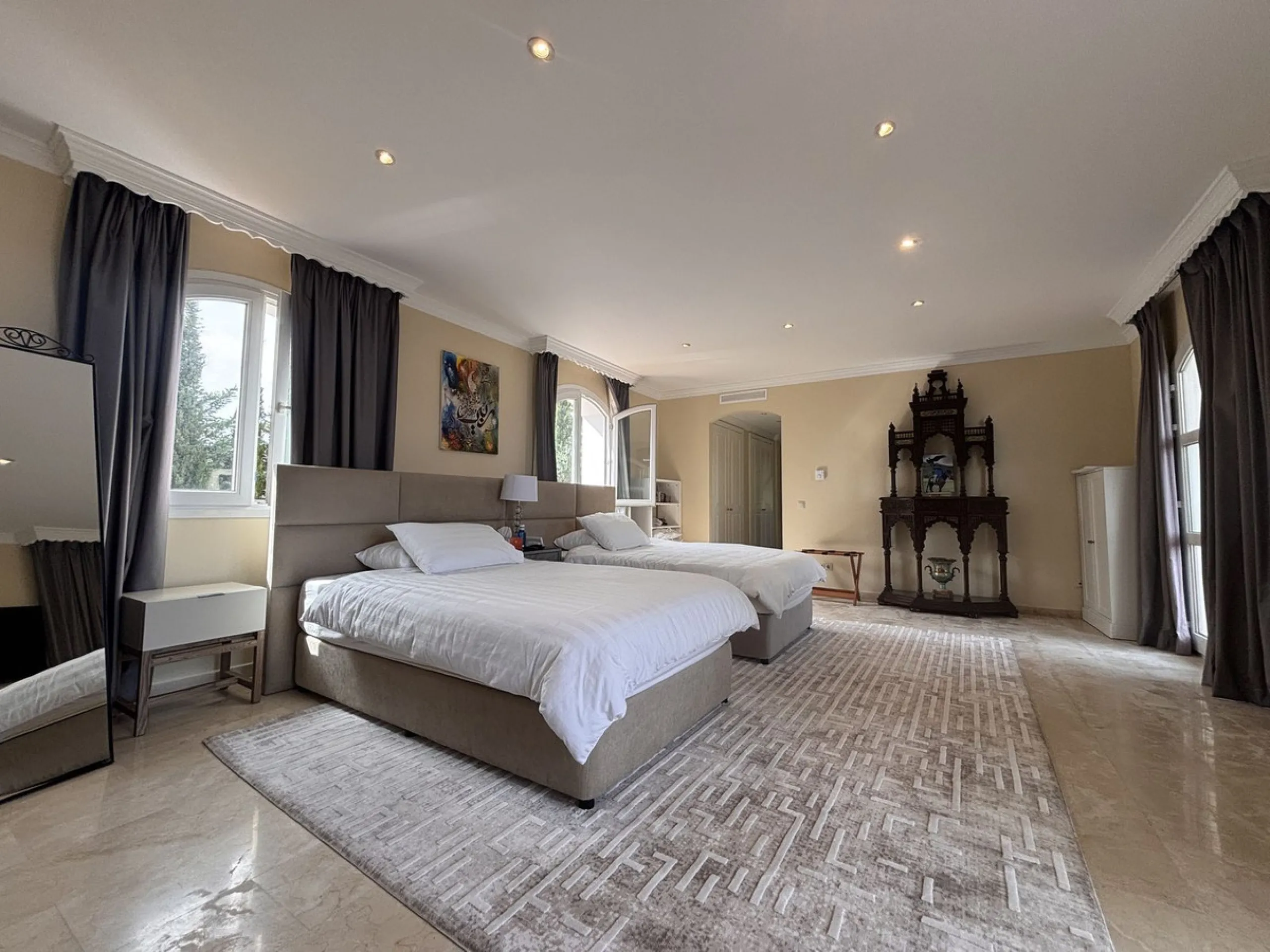 Three-storey unfurnished  villa built on a 2,025.63 m² plot, located in the prestigious La Panera development in Estepona. The property is south-facing and offers sea views, ensuring plenty of natural light and an excellent location.