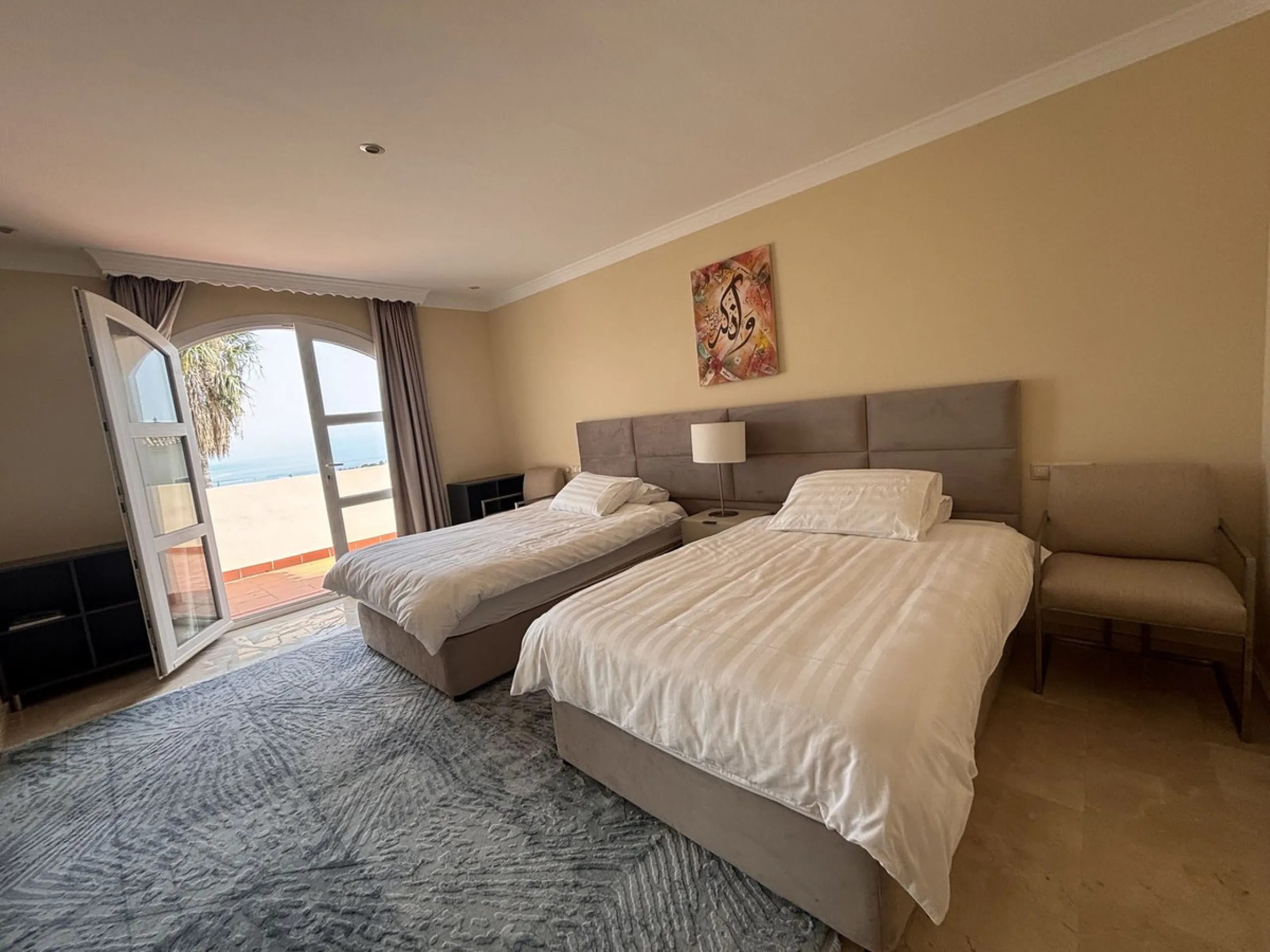 Three-storey unfurnished  villa built on a 2,025.63 m² plot, located in the prestigious La Panera development in Estepona. The property is south-facing and offers sea views, ensuring plenty of natural light and an excellent location.