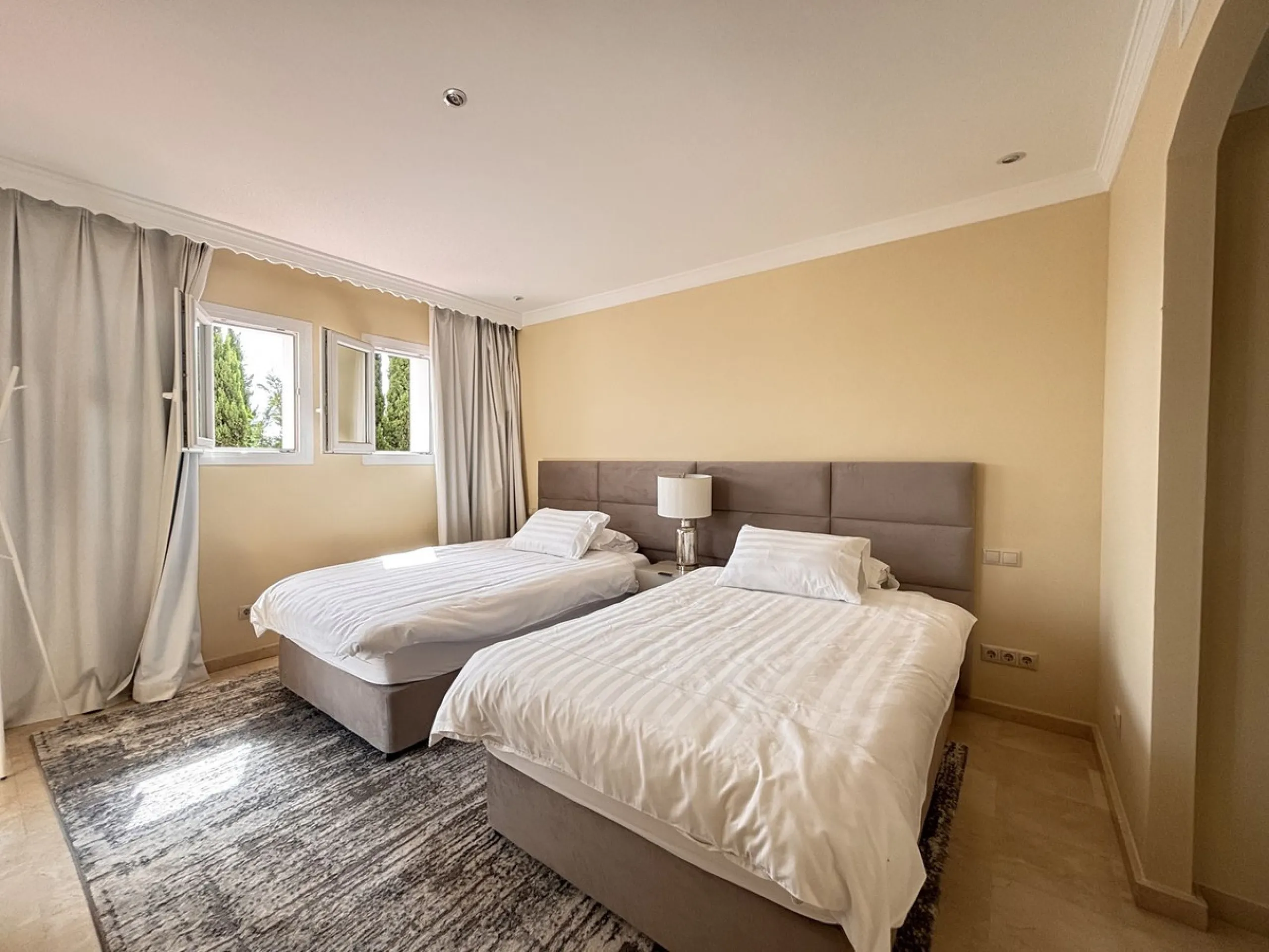 Three-storey unfurnished  villa built on a 2,025.63 m² plot, located in the prestigious La Panera development in Estepona. The property is south-facing and offers sea views, ensuring plenty of natural light and an excellent location.
