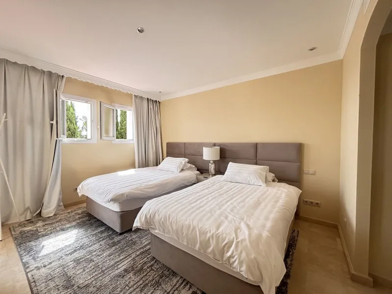 Three-storey unfurnished  villa built on a 2,025.63 m² plot, located in the prestigious La Panera development in Estepona. The property is south-facing and offers sea views, ensuring plenty of natural light and an excellent location.