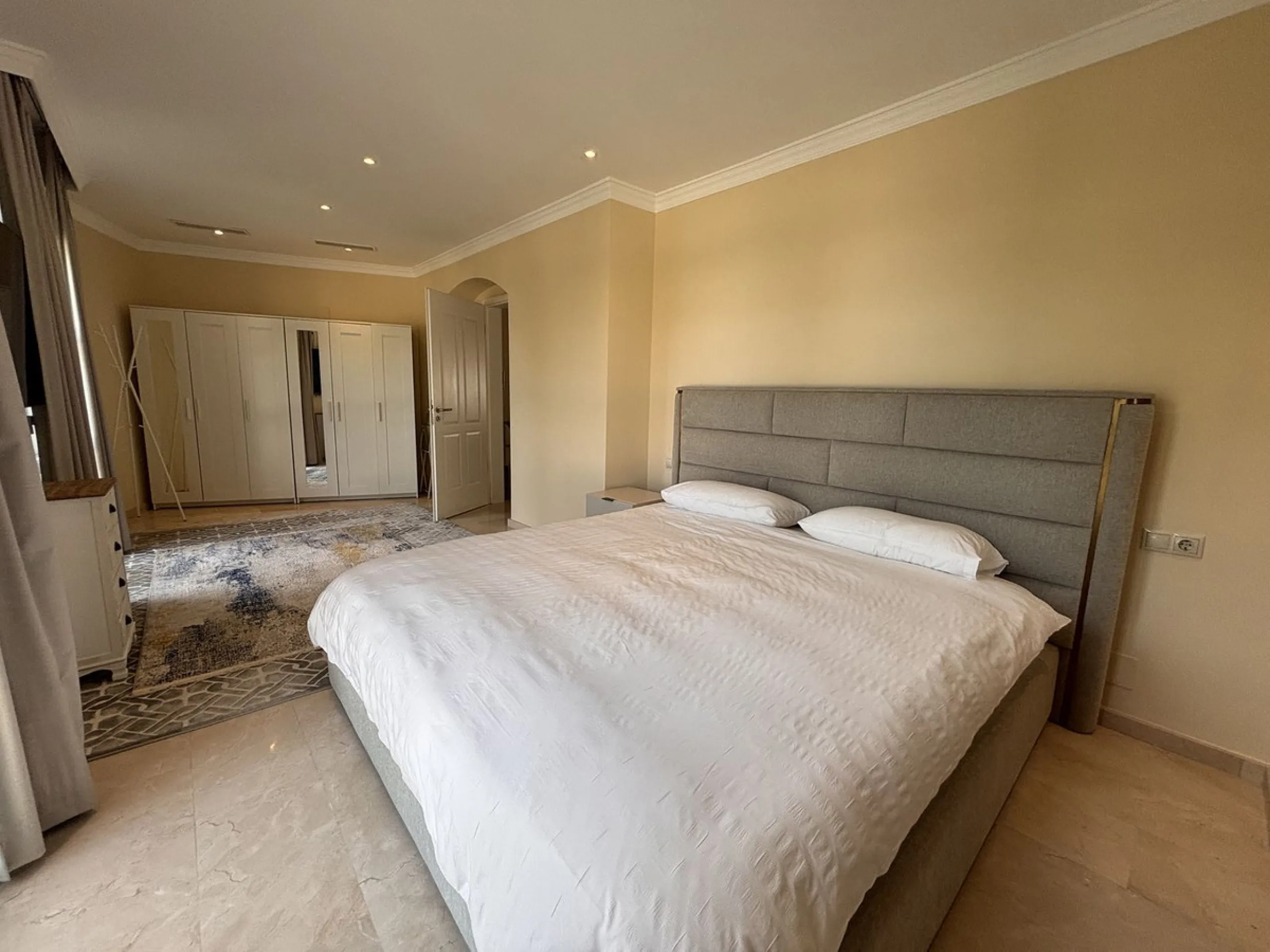 Three-storey unfurnished  villa built on a 2,025.63 m² plot, located in the prestigious La Panera development in Estepona. The property is south-facing and offers sea views, ensuring plenty of natural light and an excellent location.