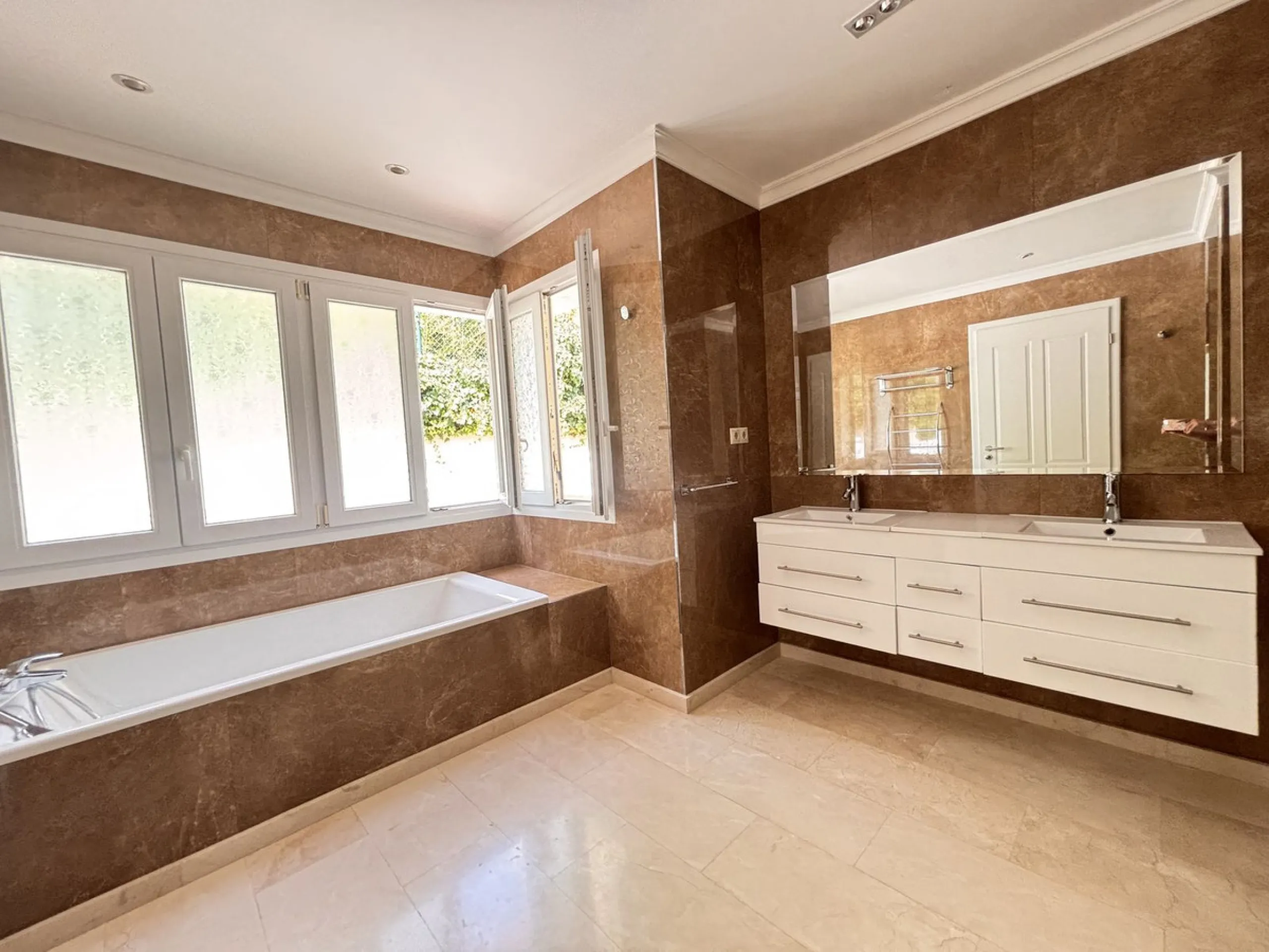 Three-storey unfurnished  villa built on a 2,025.63 m² plot, located in the prestigious La Panera development in Estepona. The property is south-facing and offers sea views, ensuring plenty of natural light and an excellent location.