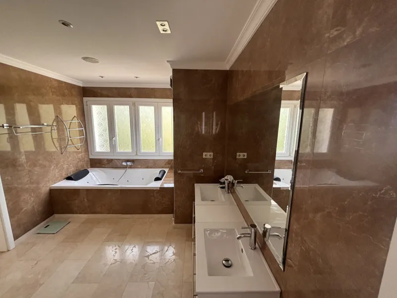 Three-storey unfurnished  villa built on a 2,025.63 m² plot, located in the prestigious La Panera development in Estepona. The property is south-facing and offers sea views, ensuring plenty of natural light and an excellent location.