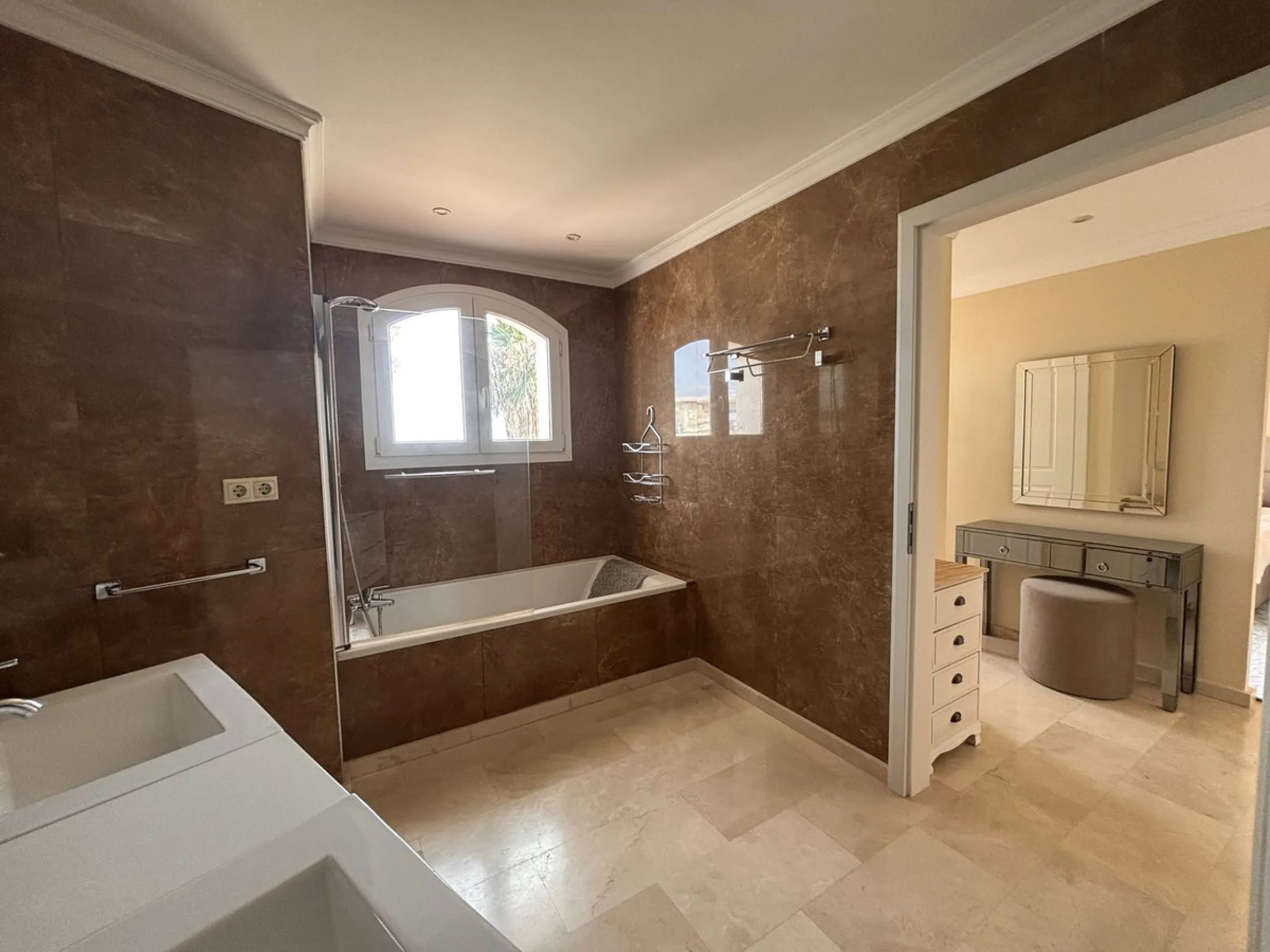 Three-storey unfurnished  villa built on a 2,025.63 m² plot, located in the prestigious La Panera development in Estepona. The property is south-facing and offers sea views, ensuring plenty of natural light and an excellent location.
