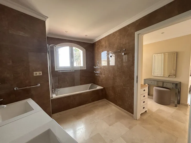 Three-storey unfurnished  villa built on a 2,025.63 m² plot, located in the prestigious La Panera development in Estepona. The property is south-facing and offers sea views, ensuring plenty of natural light and an excellent location.