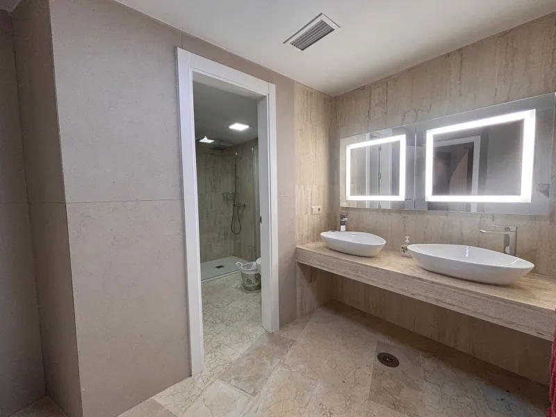 Three-storey unfurnished  villa built on a 2,025.63 m² plot, located in the prestigious La Panera development in Estepona. The property is south-facing and offers sea views, ensuring plenty of natural light and an excellent location.