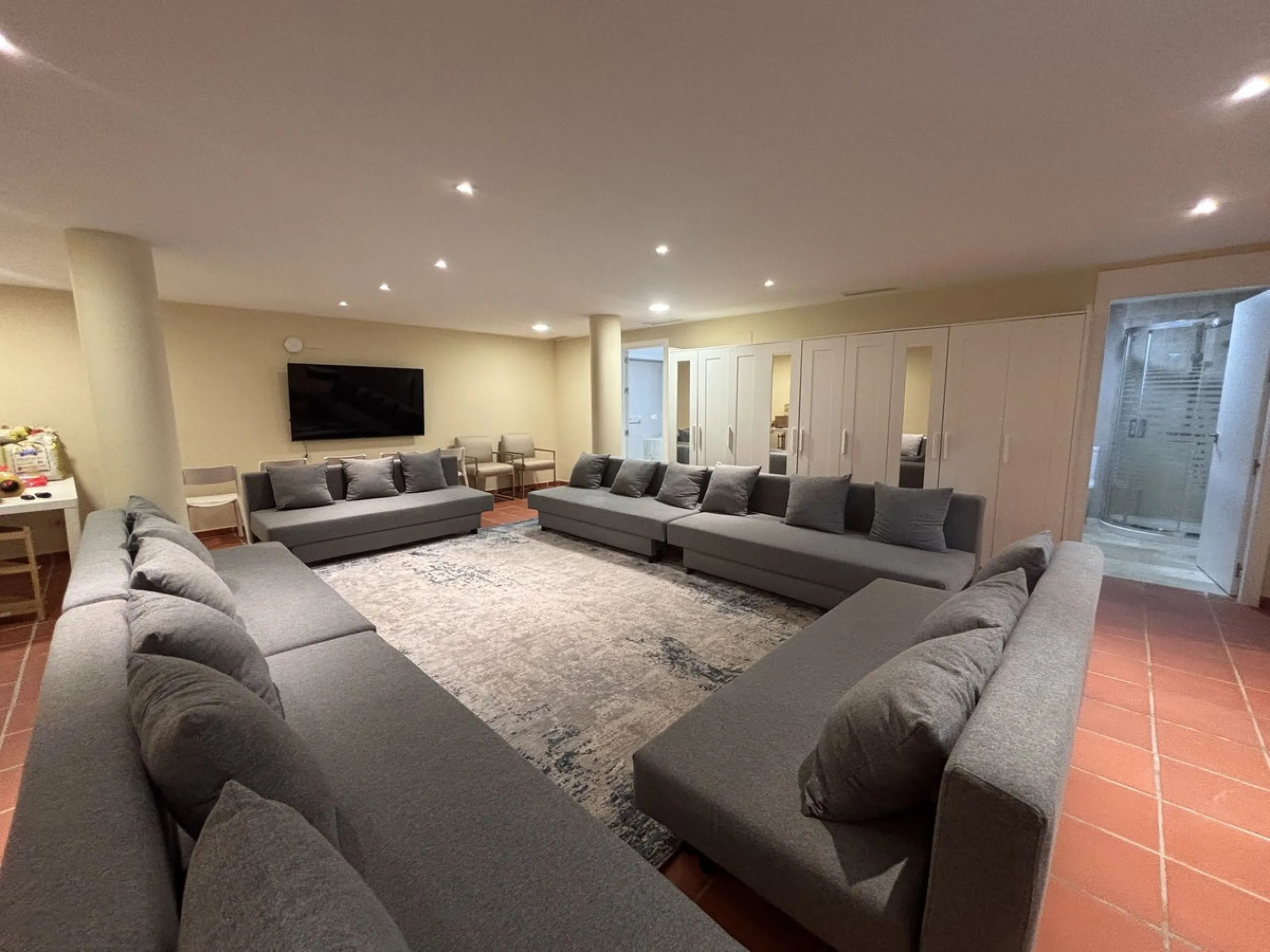 Three-storey unfurnished  villa built on a 2,025.63 m² plot, located in the prestigious La Panera development in Estepona. The property is south-facing and offers sea views, ensuring plenty of natural light and an excellent location.