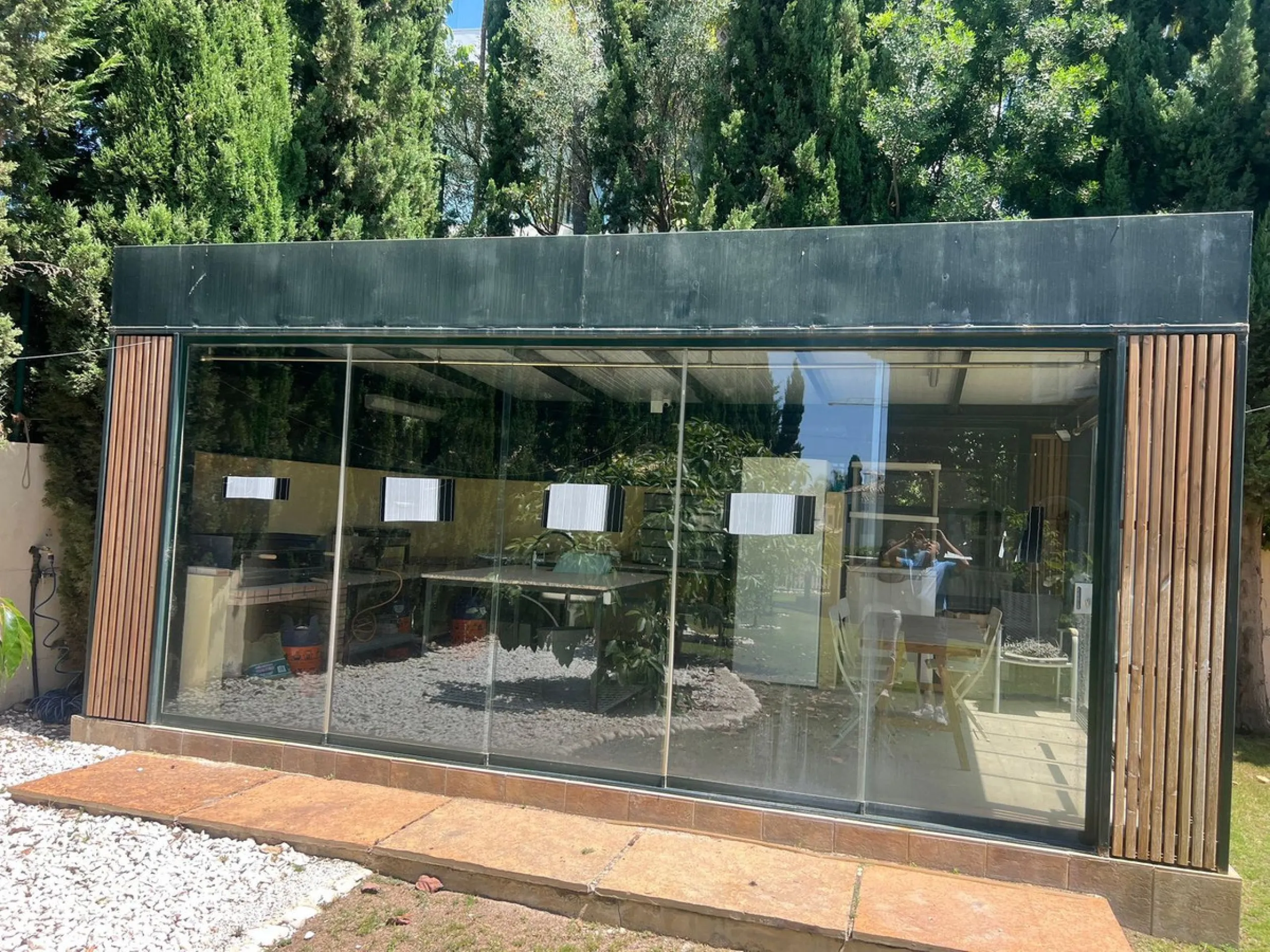 Three-storey unfurnished  villa built on a 2,025.63 m² plot, located in the prestigious La Panera development in Estepona. The property is south-facing and offers sea views, ensuring plenty of natural light and an excellent location.