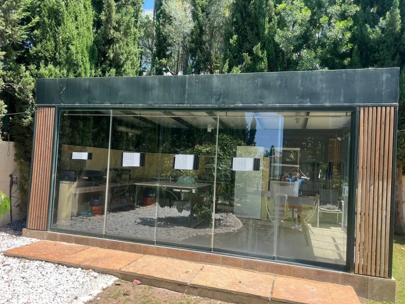 Three-storey unfurnished  villa built on a 2,025.63 m² plot, located in the prestigious La Panera development in Estepona. The property is south-facing and offers sea views, ensuring plenty of natural light and an excellent location.