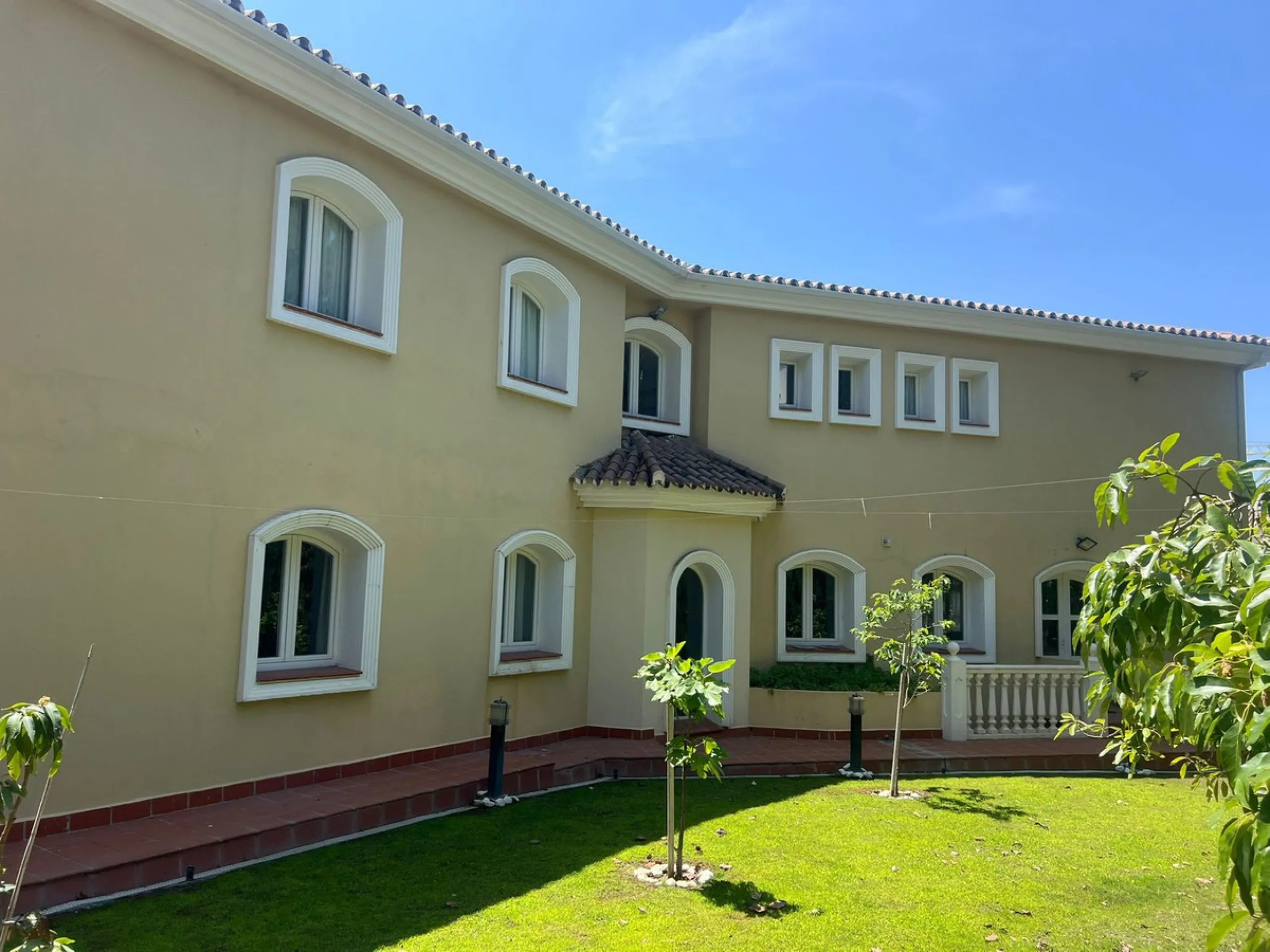 Three-storey unfurnished  villa built on a 2,025.63 m² plot, located in the prestigious La Panera development in Estepona. The property is south-facing and offers sea views, ensuring plenty of natural light and an excellent location.