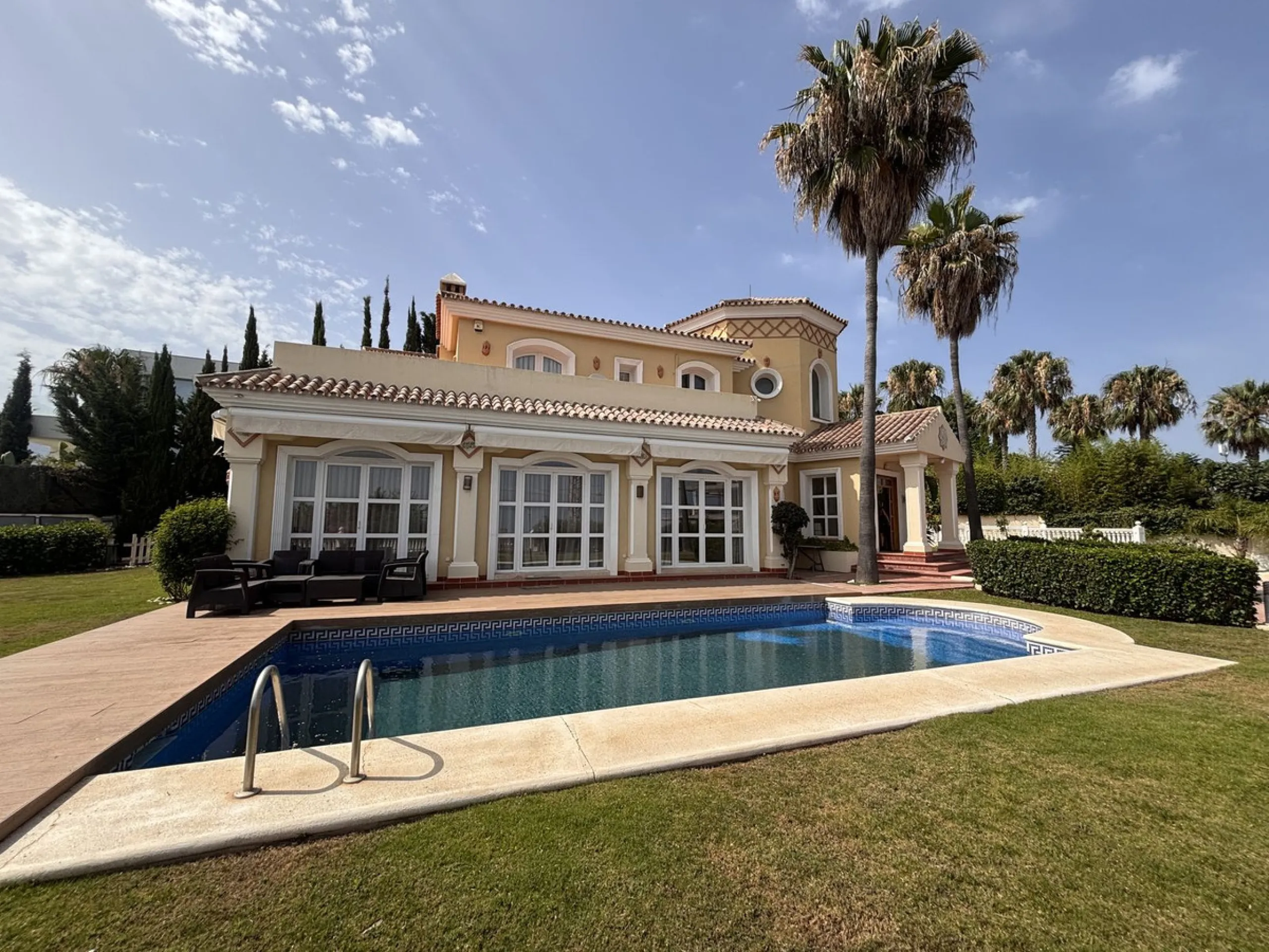 Three-storey unfurnished  villa built on a 2,025.63 m² plot, located in the prestigious La Panera development in Estepona. The property is south-facing and offers sea views, ensuring plenty of natural light and an excellent location.