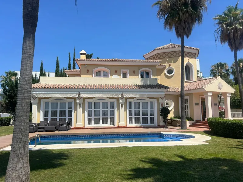 Three-storey unfurnished  villa built on a 2,025.63 m² plot, located in the prestigious La Panera development in Estepona. The property is south-facing and offers sea views, ensuring plenty of natural light and an excellent location.