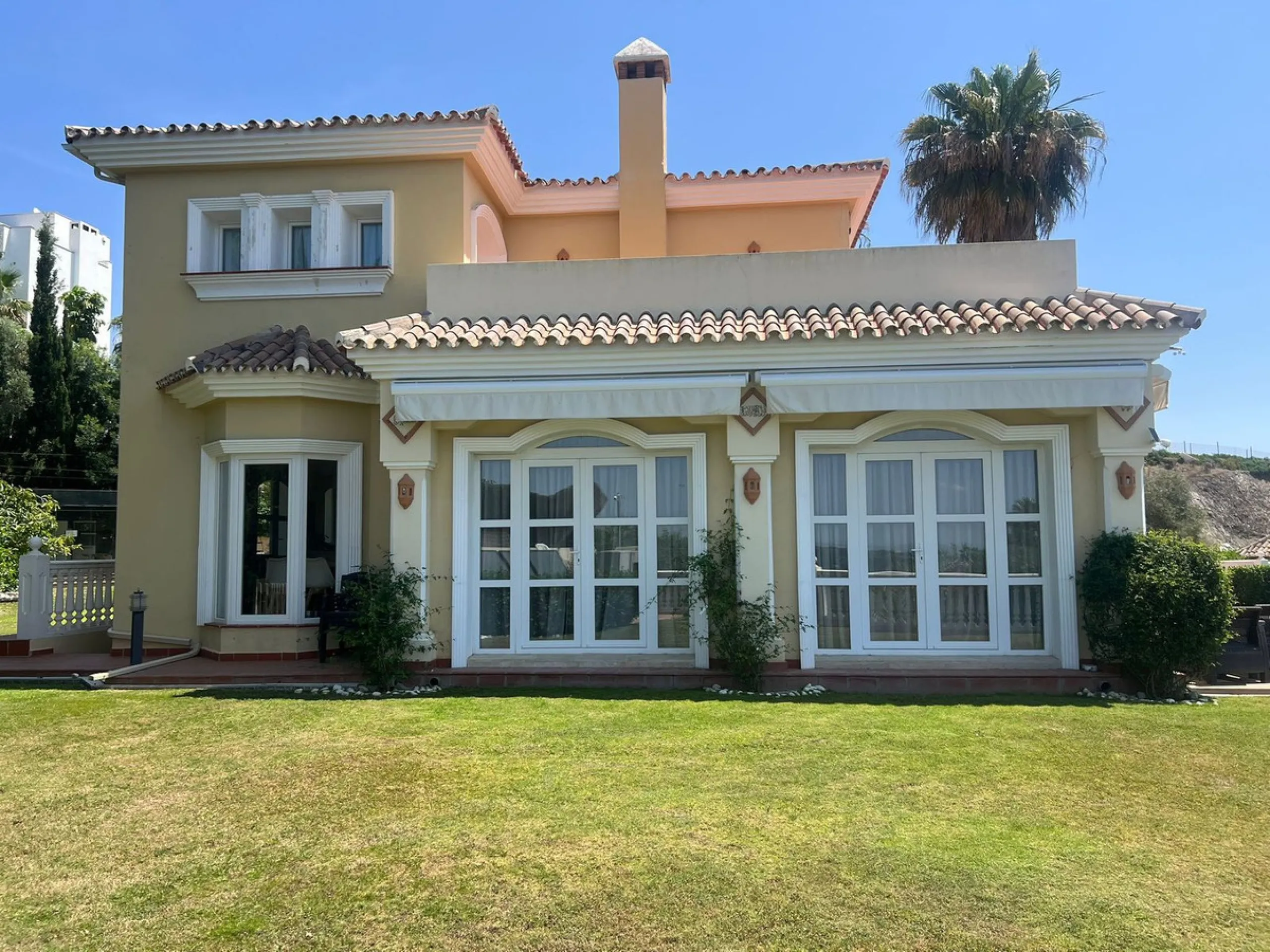 Three-storey unfurnished  villa built on a 2,025.63 m² plot, located in the prestigious La Panera development in Estepona. The property is south-facing and offers sea views, ensuring plenty of natural light and an excellent location.