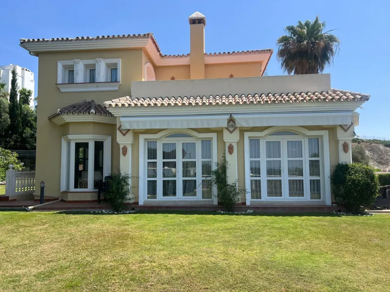 Three-storey unfurnished  villa built on a 2,025.63 m² plot, located in the prestigious La Panera development in Estepona. The property is south-facing and offers sea views, ensuring plenty of natural light and an excellent location.