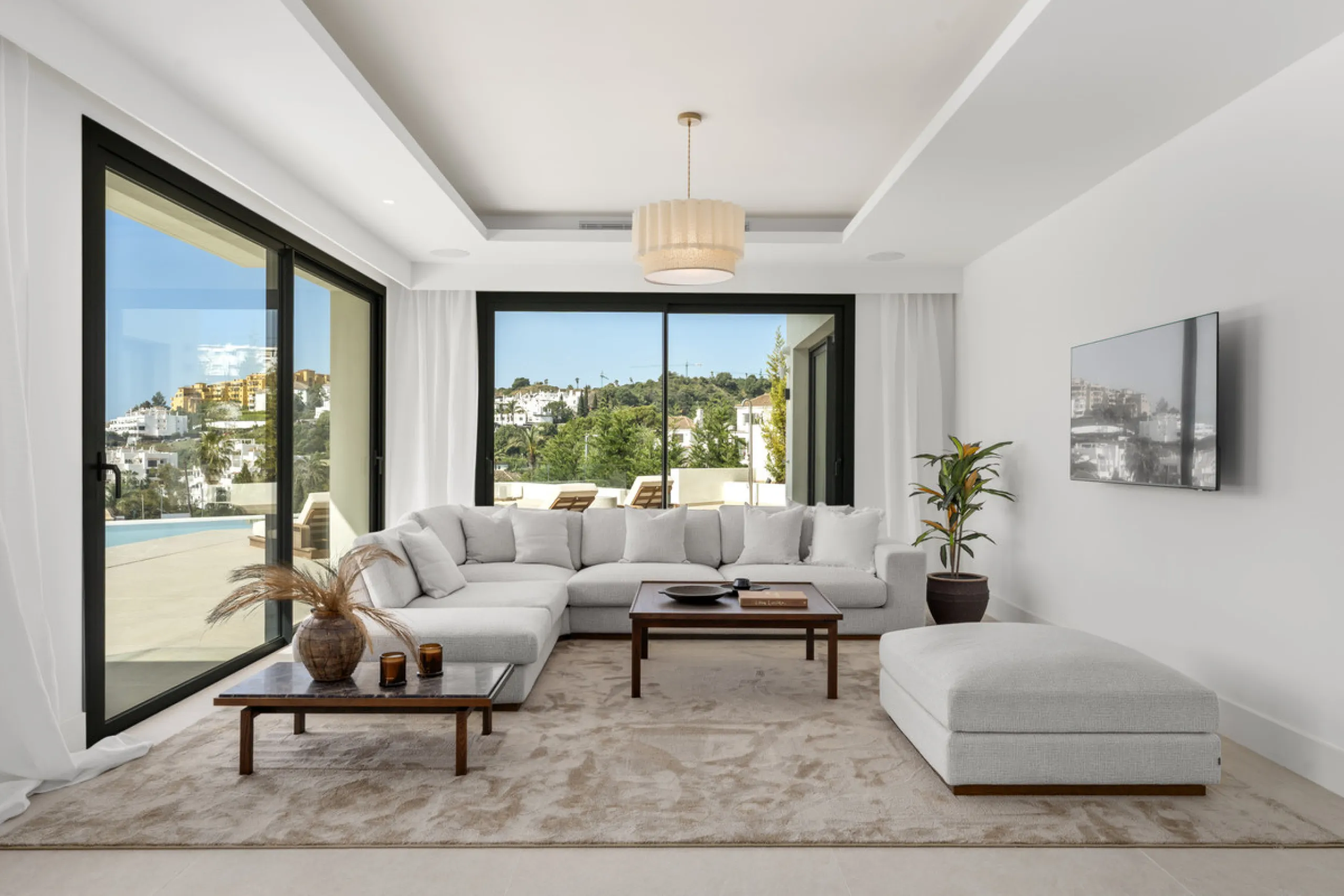 Villa Three, located in the distinguished La Resina Golf community within Estepona's flourishing residential zone, is an architectural statement combining contemporary sophistication and practical luxury. Designed by the acclaimed Francisco Martínez Galvá