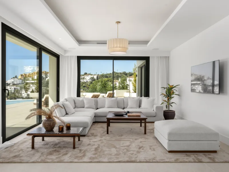 Villa Three, located in the distinguished La Resina Golf community within Estepona's flourishing residential zone, is an architectural statement combining contemporary sophistication and practical luxury. Designed by the acclaimed Francisco Martínez Galvá