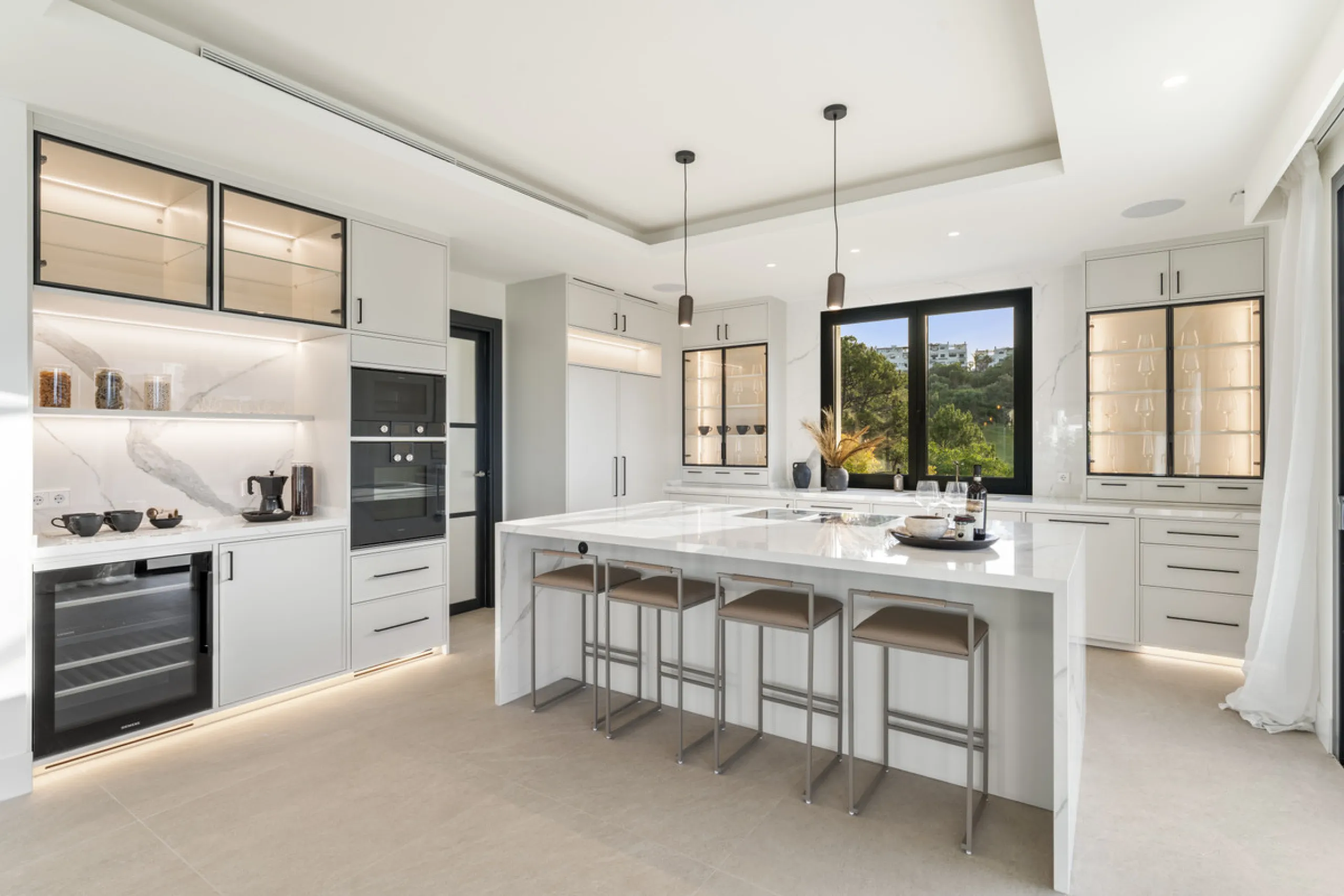 Villa Three, located in the distinguished La Resina Golf community within Estepona's flourishing residential zone, is an architectural statement combining contemporary sophistication and practical luxury. Designed by the acclaimed Francisco Martínez Galvá